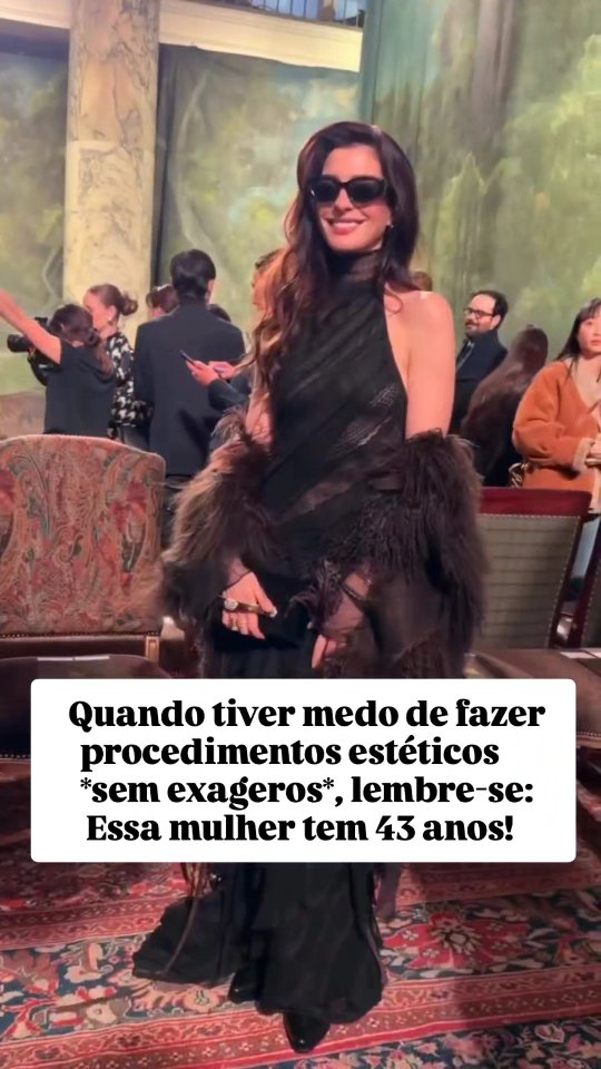 O tempo voa, mas a sua pele não precisa acompanhar a pressa. ✨
Muita gente olha para a Anne Hathaway hoje, aos 43 anos, e diz que é "genética".
A genética ajuda, claro, mas o que mantém esse viço, a firmeza e a saúde da pele é a constância dos cuidados. 🧴
Cuidar da pele não é vaidade excessiva, é autocuidado e saúde.
É sobre chegar aos 40, 50 ou 60 sentindo-se bem na própria pele. ✨💖
E o segredo não está em fórmulas milagrosas da internet, mas sim em usar
Protetor solar diariamente (que é o melhor anti-idade que existe);
Ter uma rotina personalizada para o seu tipo de pele;
E visitar frequentemente um dermatologista para tratamentos preventivos.
Não espere o "problema" aparecer para começar a cuidar.
O seu rosto de amanhã depende do que você faz hoje. 🤍
E você, já passou seu protetor solar hoje ou vai precisar olhar mais uma foto da Anne Hathaway para se convencer? 😉👇
#gerenciamentodoenvelhecimento #diabovesteprada #cuidadoscomapele