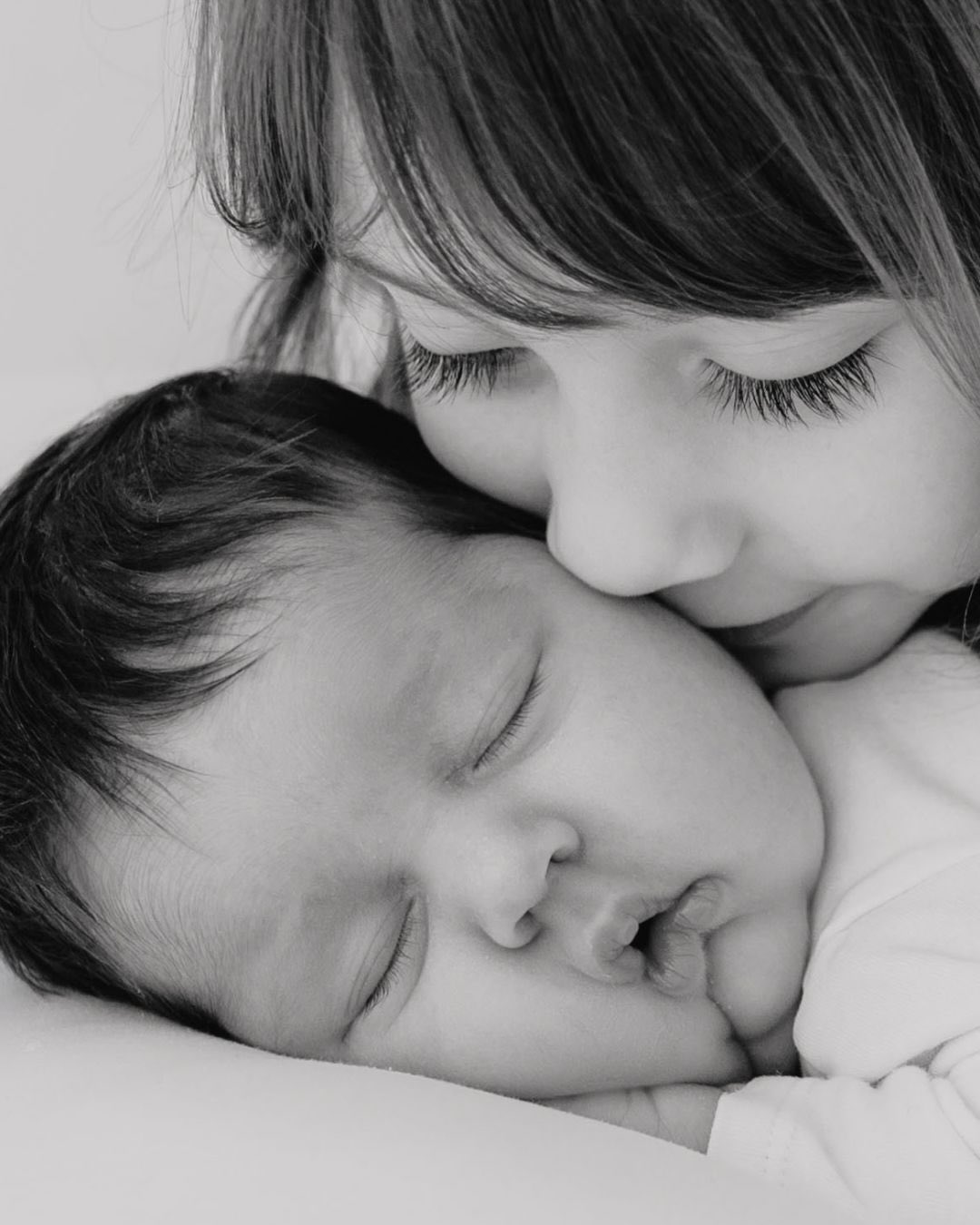Hallo kleine Schwester 🤍
Schon beim Babybauch-Shooting durfte ich diese wunderbare Familie begleiten – und umso mehr freut es mich, auch in dieser ganz besonderen Anfangszeit wieder dabei sein zu dürfen.
Die ersten Tage sind voller neuer Gefühle, leiser Momente und unendlich viel Liebe. Genau diese Erinnerungen halte ich für euch fest – zeitlos, ruhig und ganz nah am echten Leben.
Willkommen auf dieser Welt, kleine Maus ✨
#newbornshooting #newbornfotografie #babyfotografie #geschwisterliebe