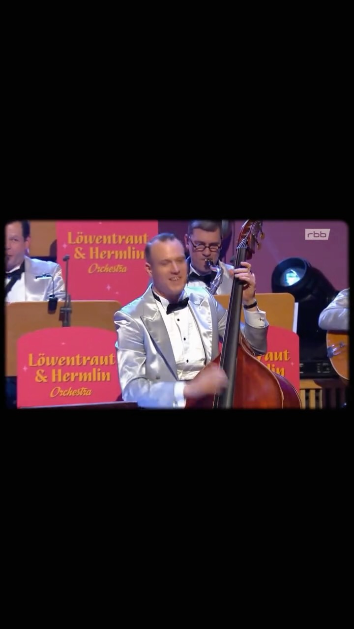 Bass Solo break in David Hermlins‘ tune “You Make my Heart Sing” with the Swing Dance Orchestra at the Löwentraut & Hermlin TV show.
@daveetheewave
@sarahliontrust
@theswinginhermlins
#swing #1930s #bass #tvshows #solo