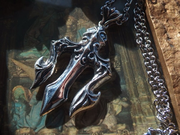 伝説の三叉の槍・Trident silver
【Abyss StingRay】
トライデントとはギリシア神話、及びローマ神話の
海の神であるポセイドンやその息子トリトンの権威の象徴、
神器と言われる「三叉の槍」の事。
◉神話の気配を纏う