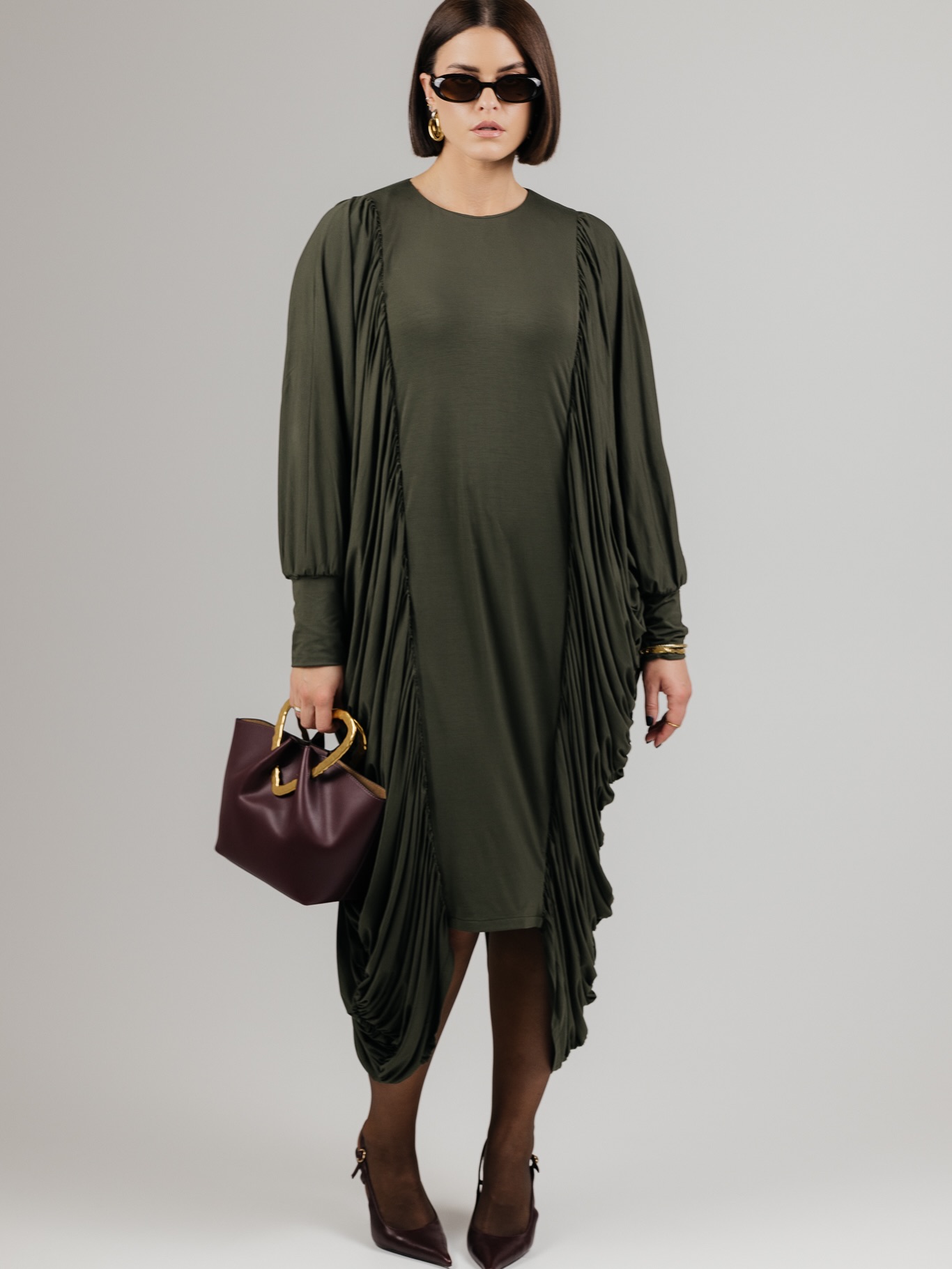 DRAPE suknelės yra absoliučiai ypatingos! 🌪️
Nepaisant to, kad suknelėje slepiasi NET 6 METRAI medžiagos, ji yra lengva ir priglunda tarsi antra oda.
Išskirtinis dizainas, skirtas išskirtinėms moterims - būti pastebėtoms, būti pamatytoms, būti prisimintoms ☝️
Vienas mylimiausių dalykų apie šias sukneles yra tai, kad jos itin gerai maskuoja blauzdas. Kas sekate PÙPLA ilgą laiką žinote mano kompleksą - aš labai vengiu nešioti šortus ir sukneles, kurios atidengia blauzdas, nes jos pas mane neproporcingai stambios ir visiškai neprideda įvaizdžiui lengvumo 😬
Tačiau šios suknelės kraštai krenta ant blauzdų kraštų ir vizualiai jas lieknina, kas man pasirodė tiesiog nuostabus sprendimas moterims, kurios turi panašių problemų 🥹
Žiūrint į patį suknelės modelį, jis labai tinkamas didesniems dydžiams, nes ji savyje turi labai labai labai daug laisvės. Tik po ja nepamirškite vilkėti formuojančių apatinių! Nors aš negaliu skųstis savo figūra, tačiau fotosesijos metu taip pat juos vilkėjau, nes jie tiesiog sustato viską į reikiamas vietas ir „nublurina“ kūno linijas tarsi kokia programėlė 🙂↔️
Už drąsą išsiskirti ir lepinti save drabužiais, kurie puošia! 💋