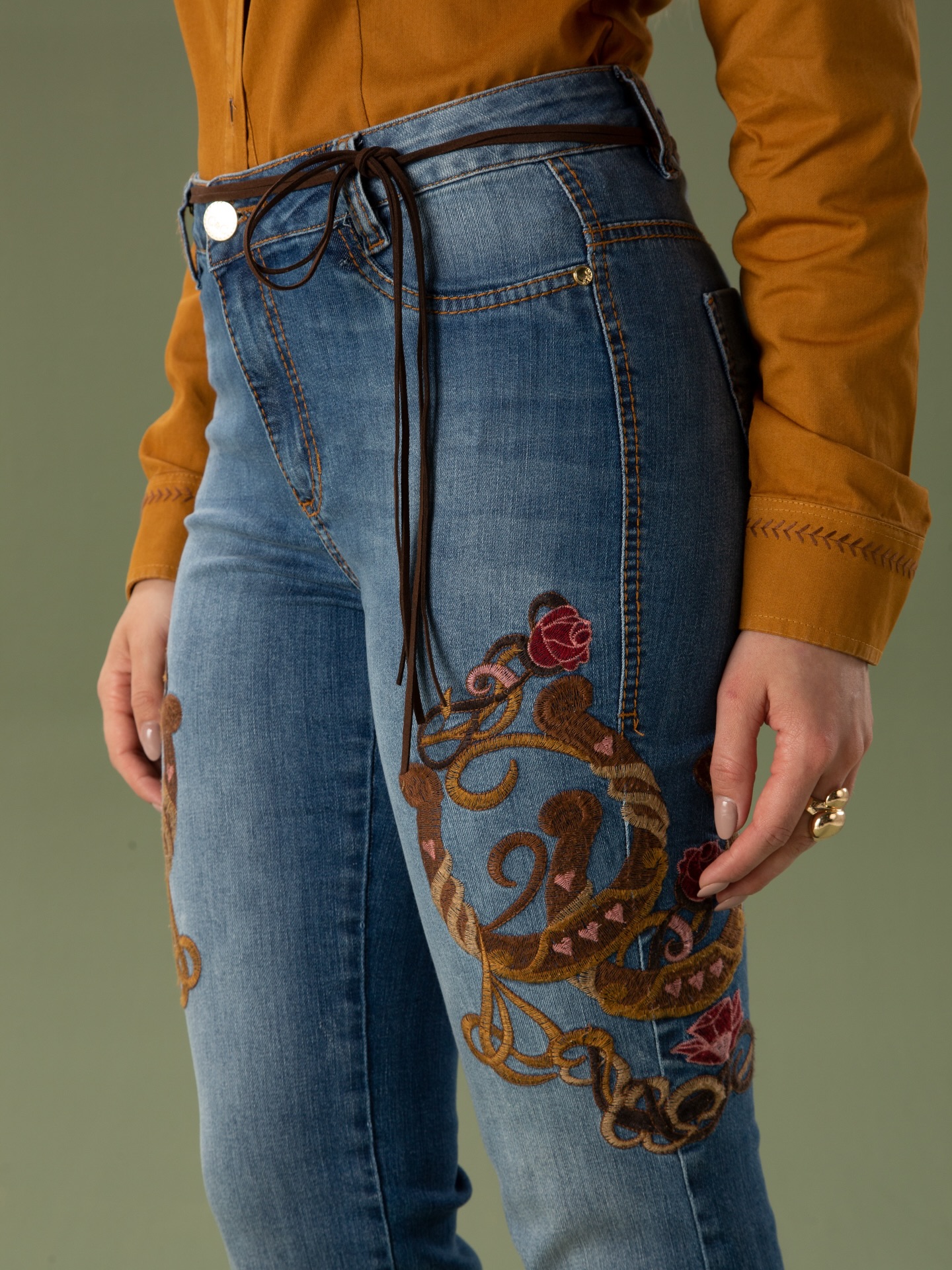 DETALHES ✨ Boot Cut Horseshoe
A boot cut HORSESHOE se destaca pelos bordados de ferraduras e pelos detalhes florais, alinhados à cor da linha da peça. A lavanderia destroyed valoriza ainda mais o design, evidenciando cada detalhe do modelo.
REF: 4519 - Boot Cut Feminina Horseshoe
#cowgirl #details #fashioncountry #countryecia