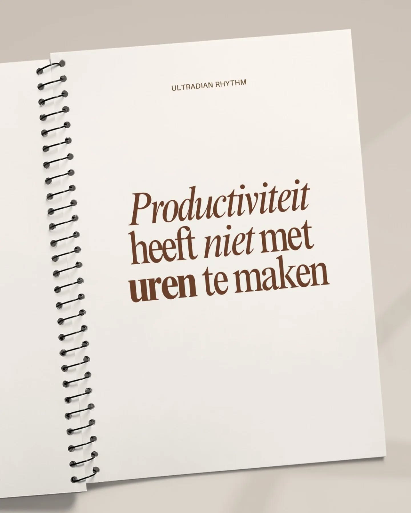 Gezond werken deel 6.
💭 Dit onderwerp blijft me bezighouden!
Omdat ik het zo vaak zie, en eerlijk, volgens mij heeft iedereen wel eens de neiging om te denken: als je iemand ziet werken, zal het wel goed zitten.
Maar hoe meer ik ermee bezig ben, hoe meer ik me afvraag of we niet vooral heel goed zijn geworden in aanwezig zijn, in plaats van 'deep work'.
Juist als je je ritme vindt, kan jij gezond werken, en vanuit die plek een verschil maken! Niet pushen omdat het 'zo hoort', maar werken wanneer het er ook echt is.
💡 En misschien vind ik dat nog wel het meest interessant: dat het niet alleen een gevoel is, maar ook gewoon wetenschappelijk en biologisch te verklaren valt.
#productiviteit #focus #werkcultuur #gezondwerken #ontwerp