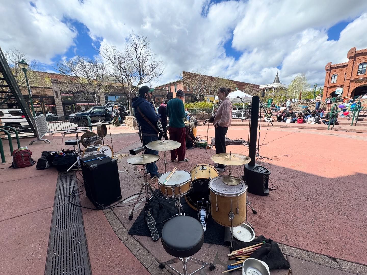 We go live in 1 minute in Heritage Square! Live improv with poetry to open up the @noazbookfest downtown events today.
We’re also selling tickets all day long for the @urucker and @timmotzer show tonight @beaverstreettheatre
Come say YO and see you tonight!
