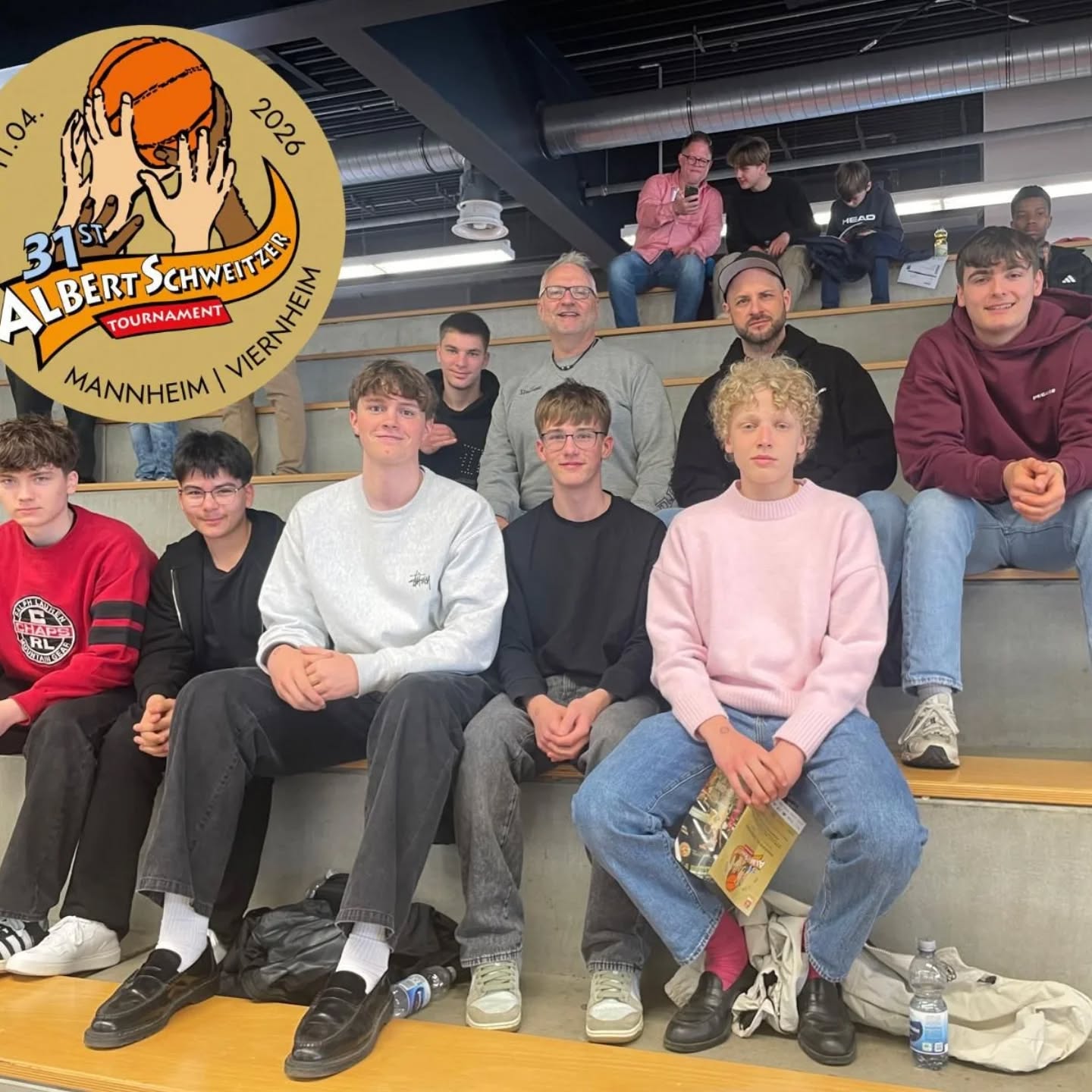 Die STEAMERS waren am Samstag beim Albert Schweitzer Turnier in Mannheim am Start
– diesmal als Zuschauer!
Beim AST trafen einige der besten U18-Nationalteams der Welt aufeinander. Ein echtes Highlight im internationalen Nachwuchs-Basketball.
Am Ende gewinnt Deutschland das Turnier.