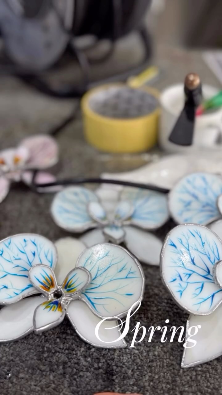 The Rowan Window wasn’t the only piece to head out my doors to a new home last week!
These 2 orchids were ordered a number of months ago, as bespoke pieces created with personal colour-ways to suit the colour schemes of their homes.
The cream/white with blue details is to go into a peacock themed room, and is heading off to Birmingham.
The pink/ pink was a recreation of my original orchid from 2024, and is now sitting beautifully at the top of the stairs by a window to really show it off at its best!
These cost £245 and ideally is for collection or local delivery only.
However, depending on the needs of other project, delivery could potentially also be arranged for a handover near Liverpool or Manchester.
If you are planning on visiting the lakes in the future and would love to own one of these unique and wonderful creations, make sure you order now so it can be ready for your visit.
#stainedglass #GlassArt #GlassSculpture #bespoke #lakedistrict
@the_makers_mill @thehappyherdwick @rheged_centre @gatherennerdale @hare_hill_barn @cookhousecrafts @blackwellartsandcrafts @contemporaryglasssociety @make_it_at_market @bbc @artsandcraftsinkeswick @arts_cumbria