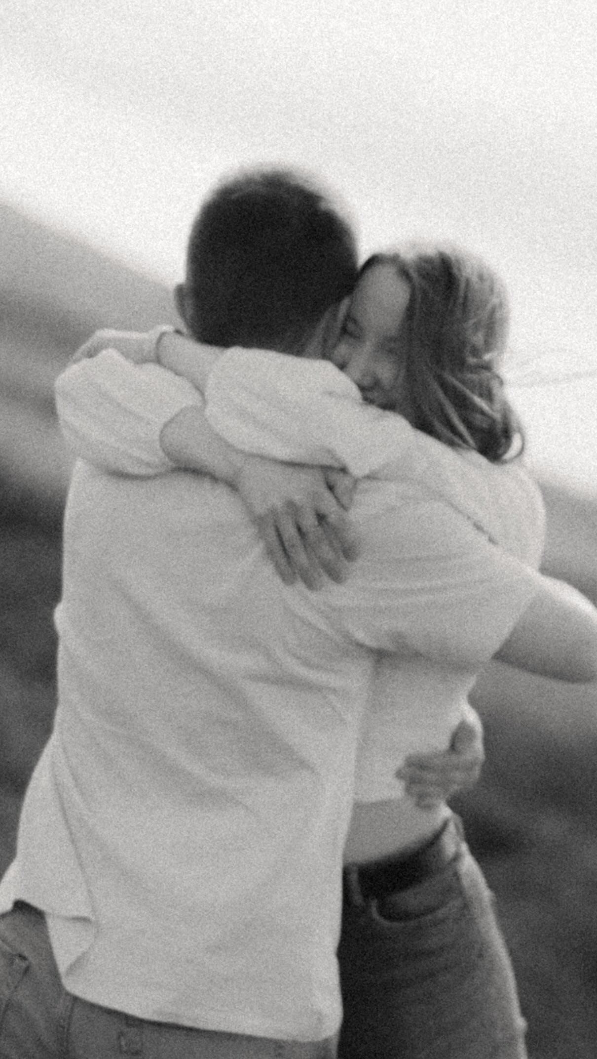 Ein Paarshooting ist mehr als nur schöne Bilder.✨Es sind echte Momente, festgehalten zwischen Nähe und Gefühl.🤍
Manchmal braucht es gar nicht viel. Nur zwei Menschen, die sich wirklich sehen, ein bisschen Ruhe und eine Umgebung, die Raum gibt, einfach zu sein.🤍
Genau dort entstehen die Momente, die man nicht planen kann: ein Lachen, ein Blick, eine kleine Berührung.
Bei einem Shooting geht es nicht um Perfektion oder Posen.
Es geht darum, euch als Paar genau so festzuhalten, wie ihr seid: ehrlich, leicht und voller Verbindung.
Und vielleicht ist genau das am Ende das Wertvollste:Erinnerungen, die sich nicht nur anschauen, sondern auch wieder fühlen lassen. ✨
Wenn du dir auch solche Bilder wünschst, schreib mir gern.
Die wunderschöne Musik ist zur Verfügung gestellt von: @ninamaurus.photo und @johannes.halbig
#fotografminden #fotoshootingminden #paarshooting