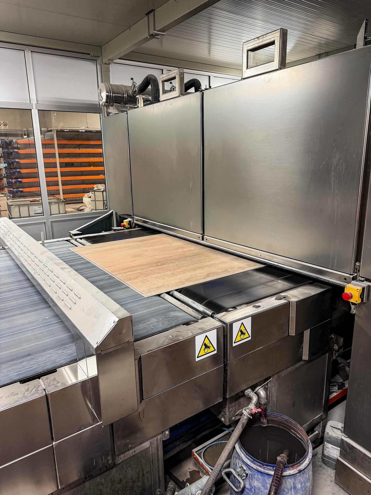 💙
WERKSBESUCH BEI MARAZZI IN Italien
Ich war zu Besuch bei Marazzi in Italien und habe mir die Produktion von den Großformatfliesern im Format 120 x 260 cm angesehen.
Wie das genau funktioniert, erkläre ich Euch an einer Bilderstrecke:
Bild 1: Titelfoto
Bild 2: Ein Gemisch aus Ton, Feldspat, Quarz, Kaolin und Wasser wird auf ein Förderband aufgetragen
Bild 3: Eine Walze presst das Gemisch zusammen
Bild 4: Gepresste Endlosfliese wird auf Länge zugeschnitten
Bild 5: Fliese kommt aus der Anlage heraus
Bild 6: Fliese wird kurz getrocknet
Bild 7: Farbkartuschen des Inkjet Druckers
Bild 8: Getrocknete Fliese fährt in den Drucker hinein
Bild 9: Fertig bedruckte Fliese kommt heraus
Bild 10: Fliese erhält Glasur
Bild 11: Fliese wird im 200 Meter langen Ofen in unterschiedlichen Temperaturzonen gebrannt
Bild 12: Zwei verschiedene Tunnelöfen nebeneinander
Bild 13: Fliese kommt aus Ofen heraus
Bild 14: Polieranlage, welche die Fliese auf Hochglanz poliert
Bild 15: Polieraufsätze für die Polieranlage
Bild 16: Vollautomatisierte Stabler
Bild 17: Endkontrolle
Bild 18: Lagerung in Metallboxen, bevor es zur Verpackung geht
Bild 19: Produktionshalle von innen
Bild 20: Produktionshalle von außen
❓ Hättet ihr Euch die Produktion so vorgestellt?