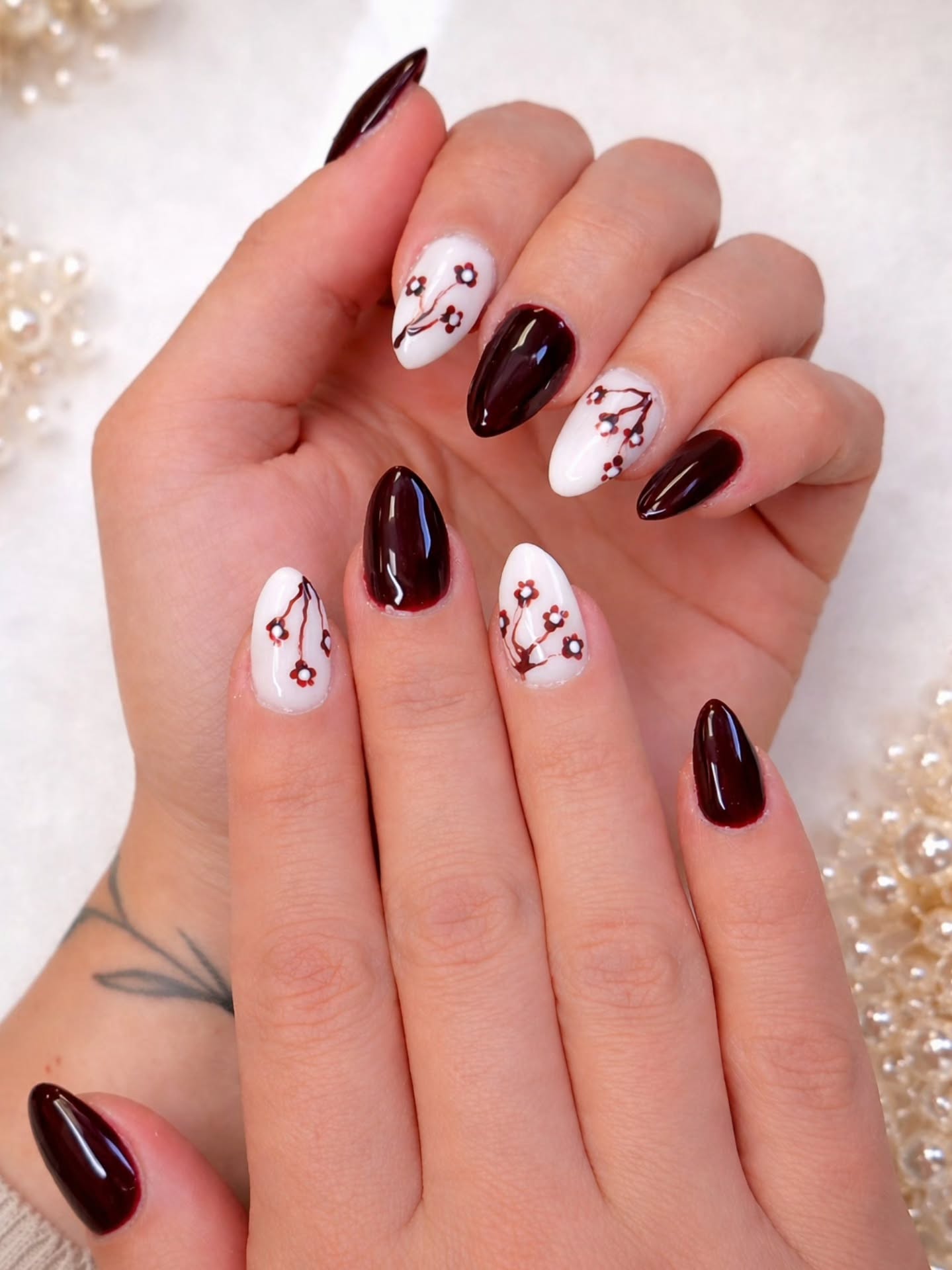 🌸✨ Nail art fleur de cerisier ✨🌸
Une pose délicate et élégante qui annonce l’arrivée des beaux jours 🌿
Entre douceur du blanc et intensité du bordeaux, les fleurs de cerisier viennent sublimer vos mains avec une touche printanière irrésistible 💅
Le détail qui fait toute la différence ? Des cuticules nettes et une finition brillante pour un rendu chic et soigné 🌟
Prêtes à accueillir le printemps avec style ? 🌸
📍 Disponible dès maintenant chez L’Instant Plaisir Onglerie
#NailArt #FleurDeCerisier #Printemps #OnglesParfaits #Manucure NailsOfTheDay InstaNails Onglerie