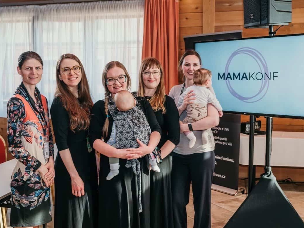 V sobotu vyrazila MUDr. Marie Svobodová na první ročník MAMAKONF a ten nabitý program ji nadchl! ✨👩⚕️💛
Obrovský klobouk dolů před lékařkami Ester Hladíkovou, Martou Bartošovou a Veronikou Kozubík Steiner za to, jaká témata dokázaly dát dohromady. 🙌
Probralo se vše od ženského leadershipu a slaďování kariéry s rodinou až po ryze odborné věci, jako je očkování, dětská fyzioterapie nebo psychomotorický vývoj. 🤸♀️
Do hloubky se šlo i v otázkách výživy, prevence úrazů, nebo logopedie. 👶
Celý den byl jasným důkazem, že špičková medicínská odbornost a mateřství se dají skvěle propojit. 🤱🌸
Už teď se těšíme na další ročník! 🤍