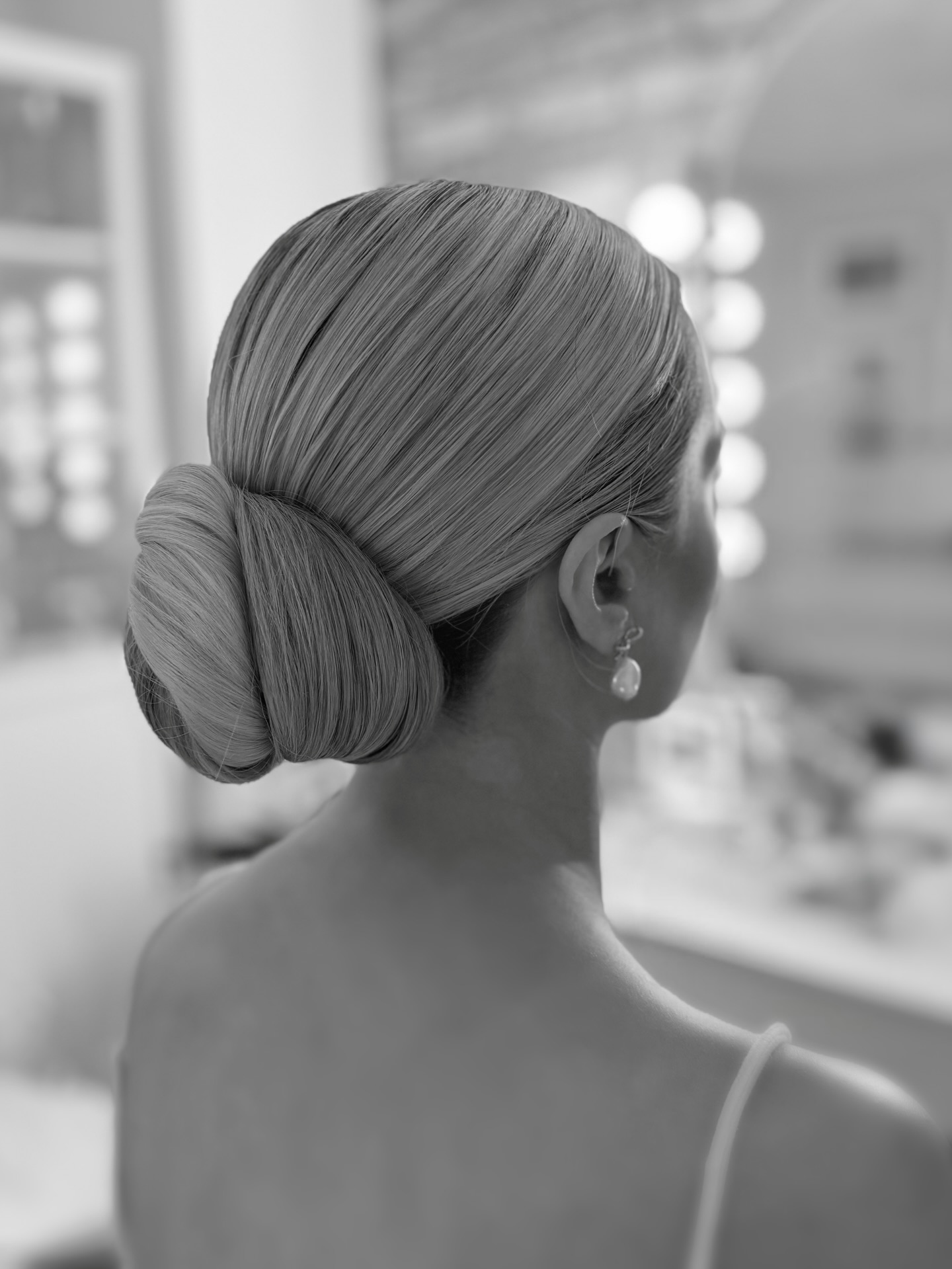 Sleek bun — the ultimate in modern elegance 🤍
A timeless choice for the bride who loves clean, polished beauty and effortless luxury.
Before you choose this style, consider:
✨ Your neckline — this style beautifully frames shoulders & back detail
✨ Are you confident with your face & neck fully on show?
✨ Statement earrings really elevate this look
✨ Planning an evening change? Sleek buns can transition into hair down — but not always the other way around
Understated. Refined. Forever iconic.
#LuxuryBridalHair #SleekBunBride #LondonBridalStylist #CambridgeBride #TimelessElegance
Cambridge wedding hair stylist, London best wedding hair stylist, luxury bridal hair, sleek bun bride, modern elegant bride