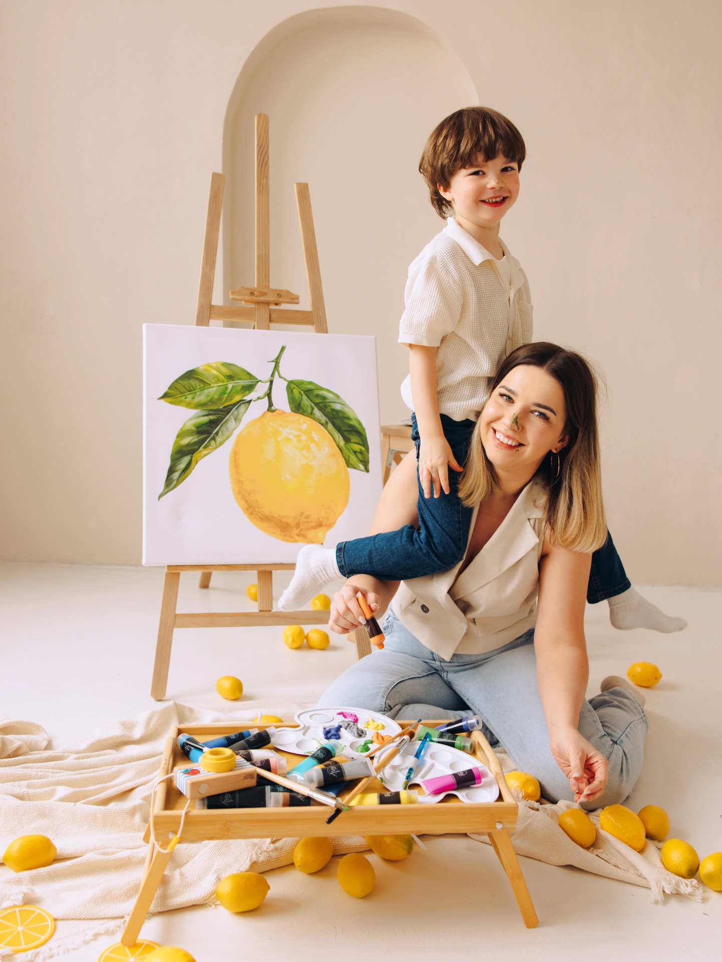 Czasem najpiękniejsze kadry powstają wtedy, gdy po prostu jesteście razem 🤍
Śmiech, ubrudzone rączki farbą i oczy pełne miłości…
Ta sesja to coś więcej niż zdjęcia.
To wspomnienia, do których wraca się po latach ✨
Mama i synek —duet idealny 🍋
Pełen czułości, zabawy i tych małych momentów, które znaczą wszystko.
Bo dzieciństwo mija szybciej, niż się wydaje…
a takie chwile zostają na zawsze 💛
Karola &Leo 🤍
Dziękuję Wam za sesję 📷
• sesja rodzinna • mama i syn • miłość bezwarunkowa • chwile • dzieciństwo • wspomnienia • fotografia rodzinna • emocje • bliskość • naturalne kadry • sesja z dzieckiem • mama • syn • family moments • lifestyle • motherhood • kids 💛
#sesjarodzinnawroclaw #fotografrodzinnywroclaw #fotografwroclaw #sesjazfarbami #sesjalifestylowawroclaw