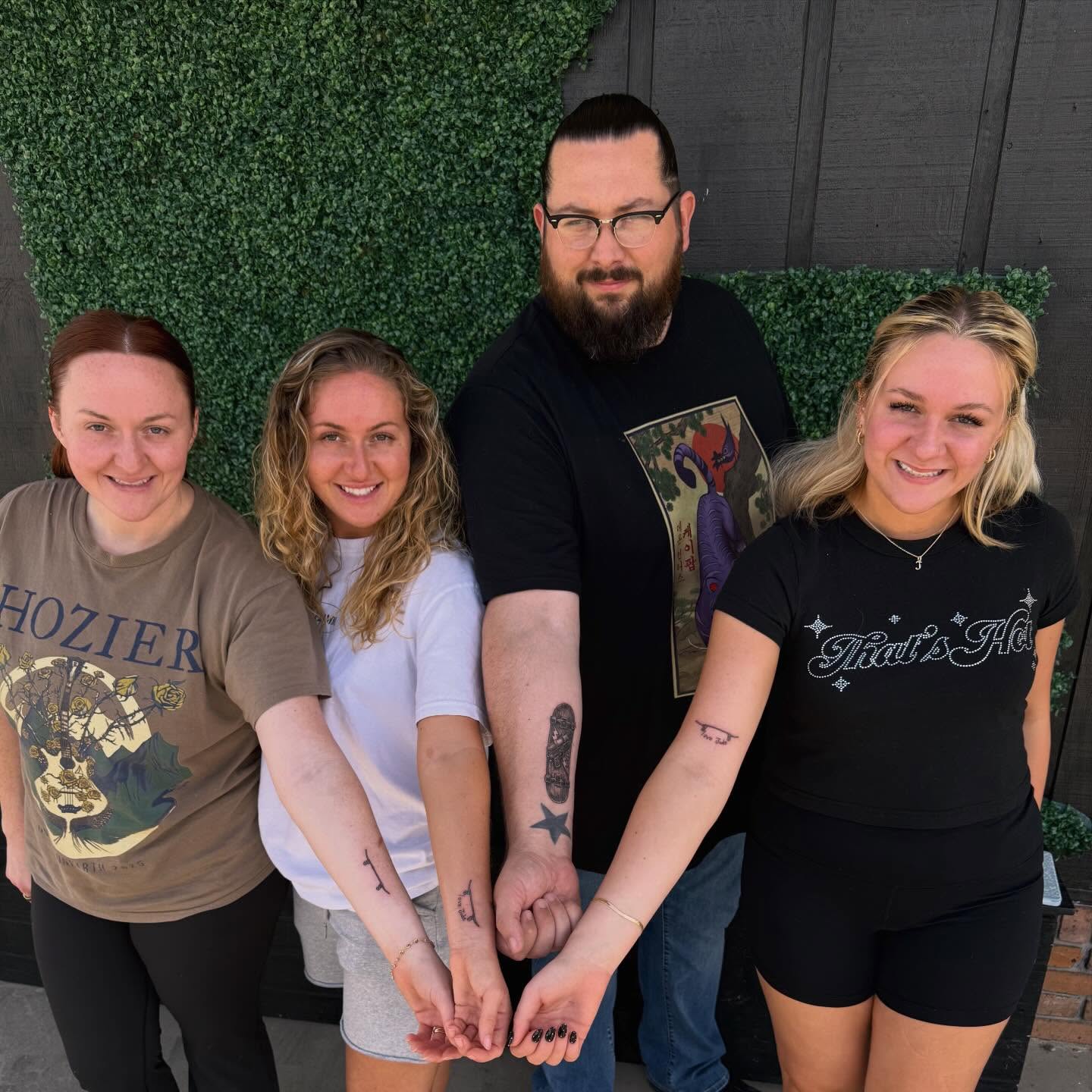 A family affair āØš¹ Memorial tattoos for Jude! I never met Jude, but I know he was so loved and Iām happy to have shared this day with the ones who loved him most! #letslynkupš