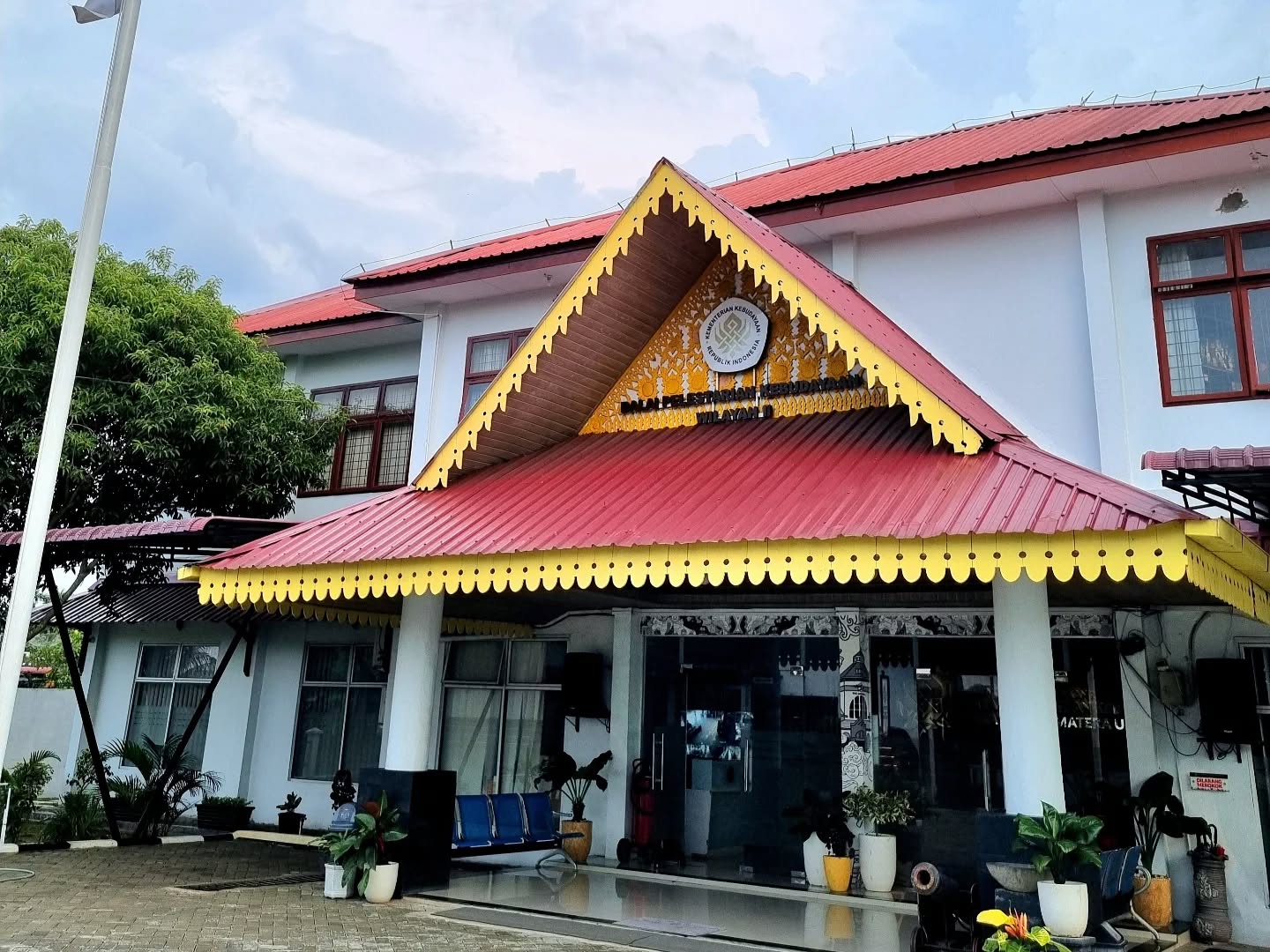 Oi Dusanak!
Berbagi cerita pada Kamis, 16 April 2026 kemarin, kami diwakili Bang @alma.tegar , hadir di Balai Pelestarian Kebudayaan Sumatera Utara untuk Sosialisasi Penerima FPK 2026 dan Audiensi dengan Kapala Balai.
Sebuah kehormatan luar biasa bisa bersama dengan para penggiatan pemajuan kebudayaan di Sumut. Wajah-wajah semangat penuh harapan dan kepedulian yang tinggi atas kelestarian budaya. Senasib sepenanggungan.
Audiensi menghasilkan beberapa gagasan dan wacana program. FKK jg menyampaikan cinderamata berupa Buku Antologi Cerita Rakyat Pasisi Sibolga Tapteng kepada Bapak Kepala Balai.
Salam Budaya!
#BPKWil2
#BudayaSumut
#FPK2026