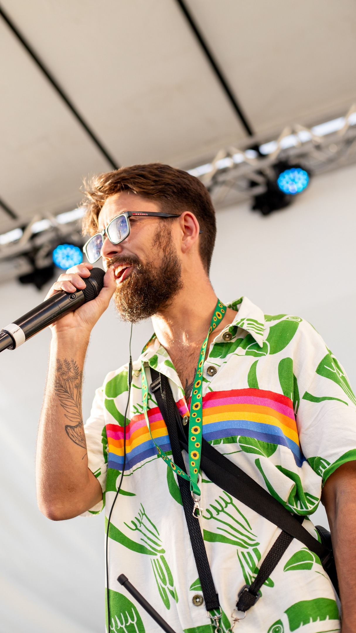 Nem sempre aparece, mas é essencial pra tudo acontecer. 🎯💚
@avelarpeu , Diretor de Projetos e Eventos, abre um pouco dos bastidores da Parada do Orgulho PcD Brasil: como nasce uma ideia, o que precisa pra tirar do papel e o que sustenta cada edição na prática.
É sobre planejamento, articulação e presença — sobre quem garante que o encontro aconteça, do início ao fim. ;)
🤟 @multilibras_social
#ParaQueVejam: o vídeo, legendado, apresenta Pedro Avelar (Peu) — um homem de barba e cabelo curto castanho, usando óculos. Ele veste uma regata clara vazada, shorts claros e usa uma bolsa transversal preta, um crachá com a identificação “Coordenação” e um colar com símbolo de girassol. No canto superior direito, há uma janela de Libras. Ao fundo, aparece parcialmente o banner da Parada do Orgulho PcD de Belo Horizonte. No canto superior direito, há uma janela de Libras. O vídeo se encerra com a exibição da logo e das redes sociais da Parada.
#Produção #Acessibilidade #OrgulhoPcD #Diversidade #pcdnarua
