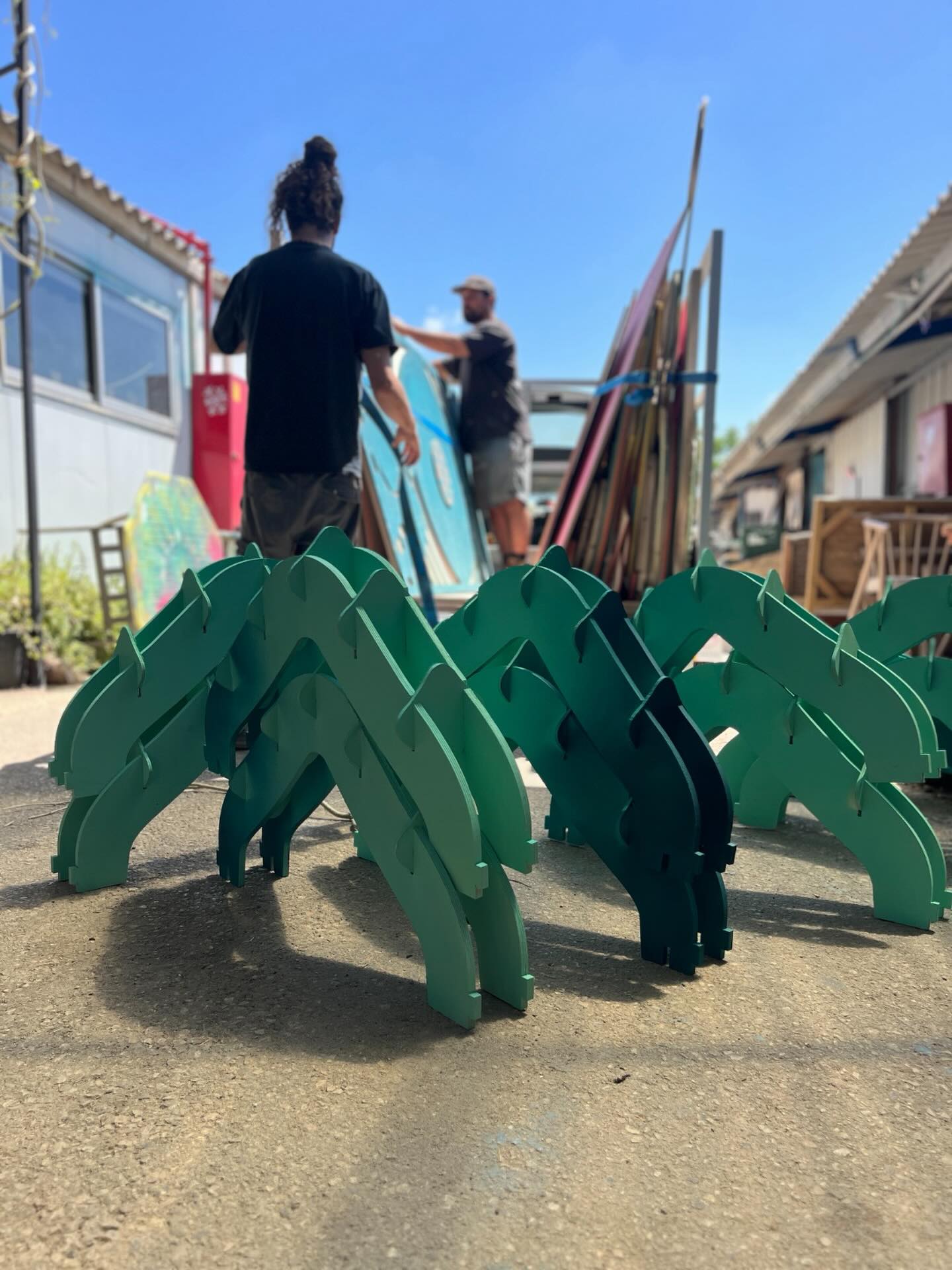 @amcreativelab_ יוצאים להרפתקאה חדשה 😍 מתקינים במה ענקית בDeserts Bass Festival מוכשרים כאלה @aviv.margalit_ @iamitvanunu @yehuda__bar