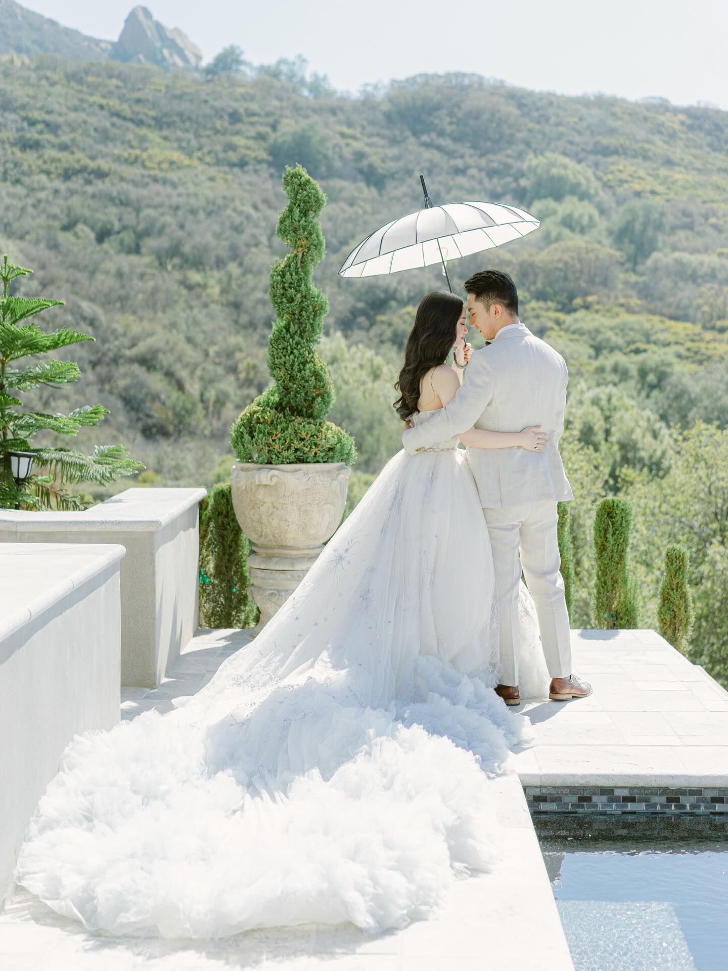 The Malibu sun drapes like sheer silk over the rolling hills.
There is something about California light
that makes you never want to leave.
Florist: Bruce | Photos: @marielhannahphoto
#malibu #californiawedding #floraldesign #weddingflowers
#floralandnewyork