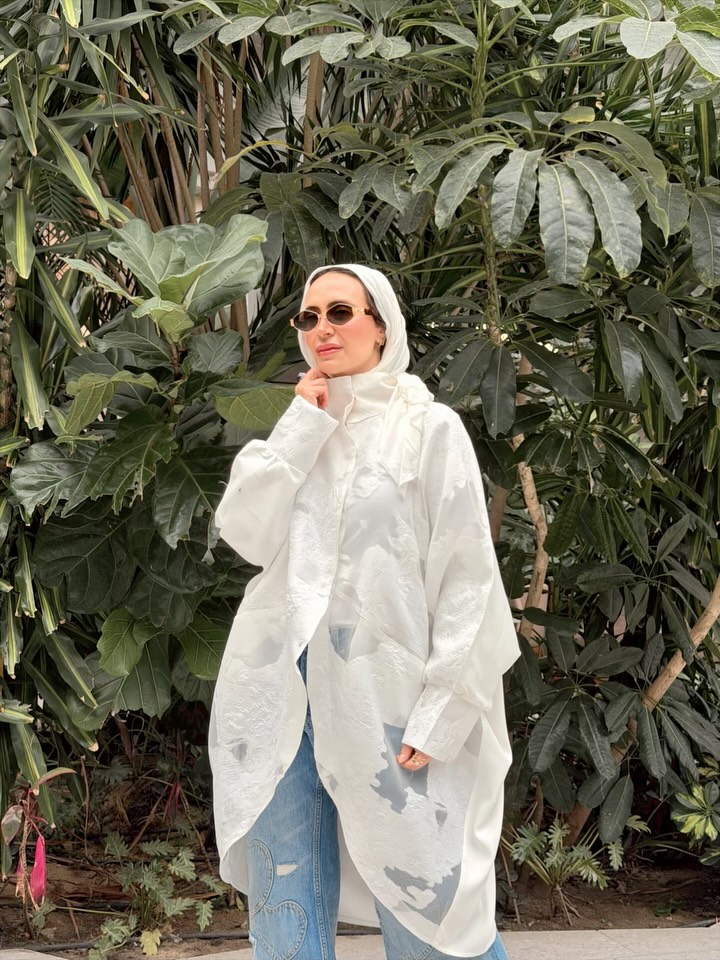 White shirt, endless vibes 🤍
Casual | demi-saison | après-midi
Premium fabric ✨
Limited pieces
Now available 🤍 #bycherwinewakeb #hijabfashion #hijabstyle #summervibes #fashionstyle