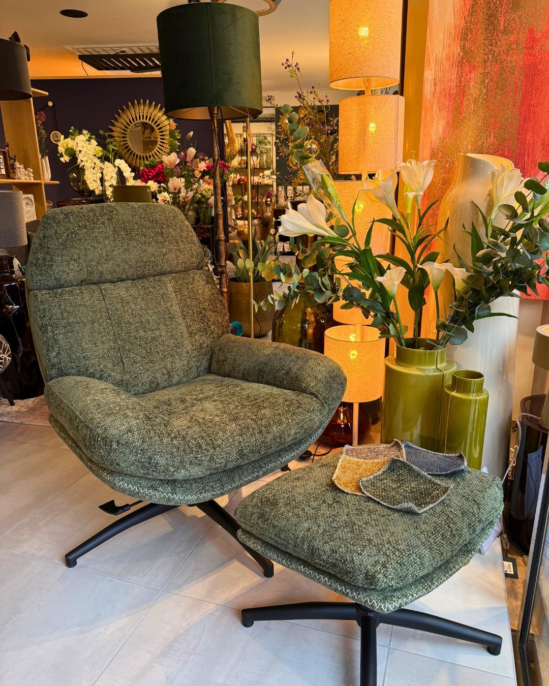 Installez-vous et profitez du confort 🛋✨
Ce fauteuil pivotant avec repose-pied invite à la détente avec son design élégant et ses lignes enveloppantes. Disponible en plusieurs coloris pour s’adapter à tous les intérieurs 🤍
À découvrir en boutique chez Madera.