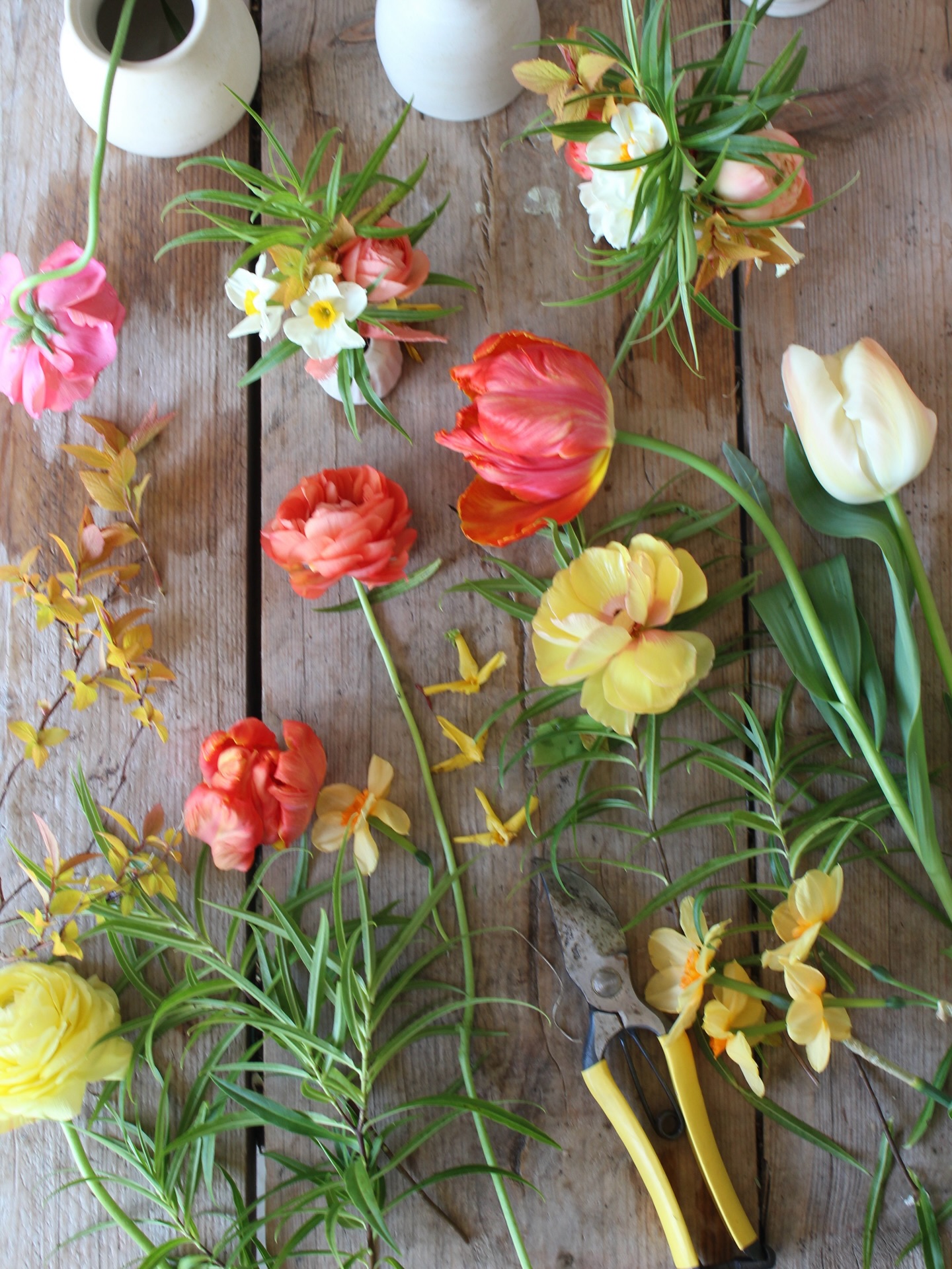 On the bench at the weekend - the narcissi are now coming to an end but the tulips and ranunculus are ready to take the baton, there is always something new to look forward to throughout the seasons š
#springweddingflowers #seasonalflowers #springflowers #springwedding #flowerfarm