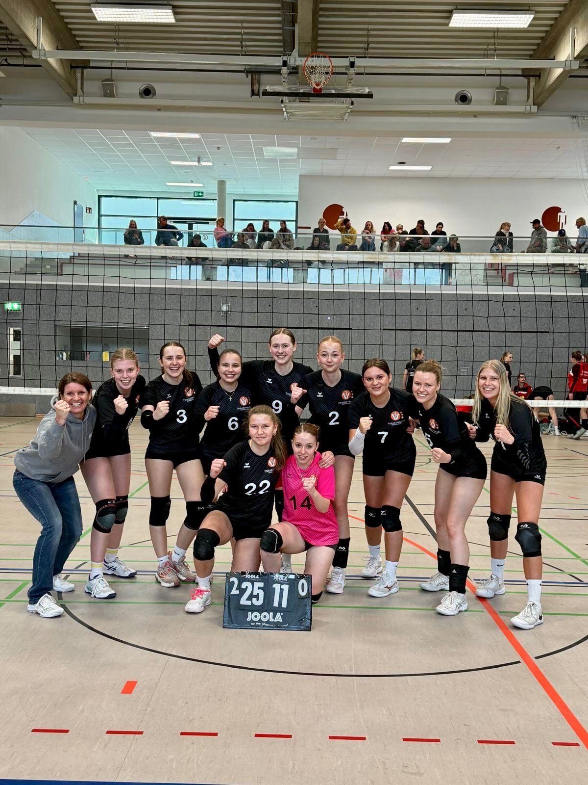 🏐 Das letzte Spiel der Saison für die 2. Damen war ein Auswärtsspiel in eigener Halle – ein besonderes Setting zum Saisonfinale. Mit einem schönen 3:0-Erfolg sichern wir uns den Sieg in einem fairen und sportlichen Spiel gegen unsere 3. Damen und beenden die Saison als Vizemeisterinnen. 💪
Im Anschluss stand noch das letzte Schiedsgericht an, bevor wir gemeinsam noch unsere anderen Teams anfeuern konnten🔥. Zum ersten Mal waren alle 4 Damen- und unser Herrenteam zeitgleich aktiv auf allen 4 Feldern in der Campushalle.
Danach ging es in den wohlverdienten geselligen Teil über: Pizza, gute Stimmung und natürlich das Feiern des Aufstiegs unserer 1. Damen! 🍕🎉
Den perfekten Abschluss bildete die gemeinsame Übernachtung in der Halle.
Jetzt heißt es: Off-Season!
Aber wir wissen ja – nach der Saison ist vor der Saison.
Die 2. Damen bedankt sich bei allen fairen Gegnern, Schiedsgerichten, Elterntaxis, Fans, Zuschauern, sowie für die tollen Klatschpappen, Trinkflaschen und Buffetspenden. Das war eine großartige Saison💪🏻❤️
#tusaltwarmbüchen #tusaltwarmbüchenvolleyball #nwvv #volleyball #dankeschön