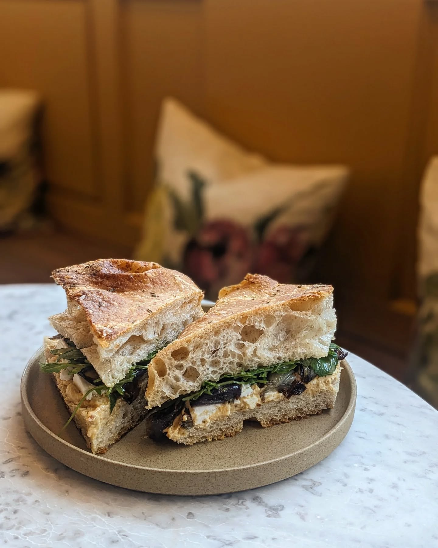 Focaccia Sandwiches this week... 🥪
Roast Chicken, Provolone, Aioli and Rocket
Or
Harissa Aubergine, Mozzarella, Basil & Rocket
Or
Cheddar, Apricot & Chilli Chutney & Rocket
These are available every lunchtime on our freshly baked focaccia, to have in or to take-away! 😎🌞
Preorder and collect whenever it suits you. Send us your order via WhatsApp to 07719386405 and we will have your sarnies ready and waiting. 👏🏻
Weds - Sat
Available to order until 3pm (or until we sell out!)
@visitarundel @tarrantstreetindependents @discover_sussex
@sussexbytheseaarun @sussexexclusive @experiencesussex #focacciasandwich #juniperarundel #arundelwestsussex #visitarundel #cafeandbakeryarundel