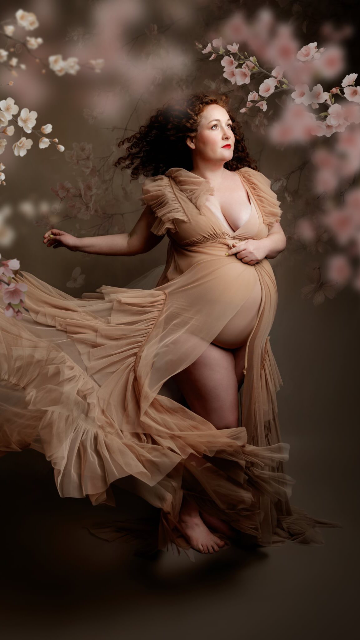 This dress looks unreal! I love how it flows. Sarah is wearing it teamed with a nude body suit but it also comes with a layered tight fitted dress if you don’t want your bump or legs showing.
I’ve got lots of different dresses, fabrics, and accessories in the studio to give you lots of variety for different looks throughout your session with me.
If you live in Bristol or the southwest and are pregnant and would love to capture your body at this fleeting stage in your life but have been putting the idea off as you don’t have anything to wear then I’ve got you covered. It’s one less thing to worry about.
📸 @ohsmono