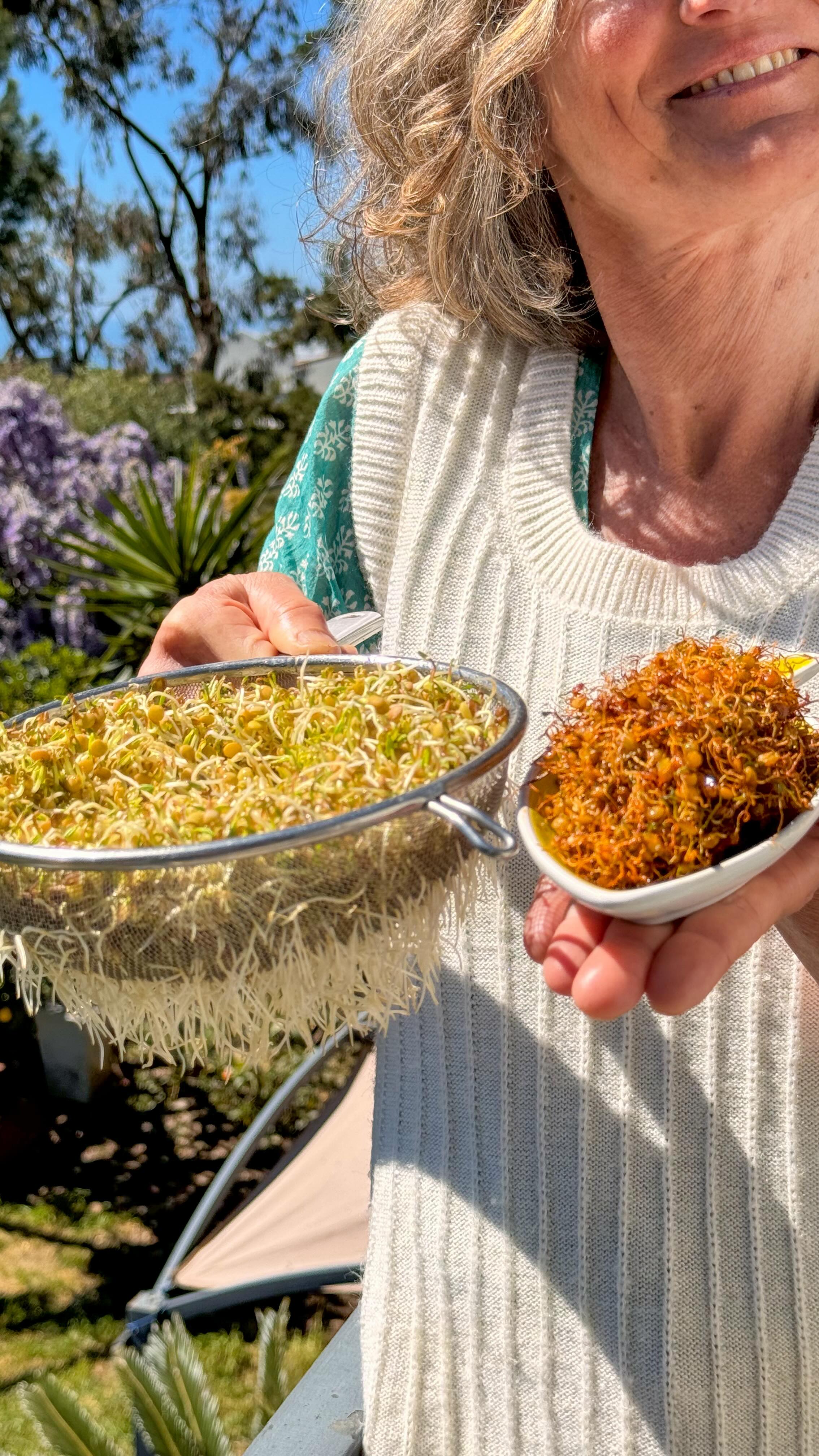 CHIPS DI GERMOGLI DI LENTICCHIA🌱🌱🌱
Nel reel passato vi ho fatto vedere come produrre i germogli di lenticchia!
Ottimi al vapore, saltati in padella e perché no sfiziosi sotto forma di chips?
Con pochi ingredienti realizzerete delle chips da consumare come spuntino, oppure da accompagnare a verdure crude/cotte, paste e tanto altro ancora!
Non perdete questa ricetta!
Ingredienti:
-Germogli di lenticchia
-Paprika dolce
-Olio evo
-Sale
Procedimento:
Prendiamo i nostri germogli e mettiamoli in una ciotola con paprika, olio e sale.
Con la forchetta, o meglio con le mani mescoliamo il tutto.
Preriscaldiamo il forno a 180 gradi.
Versiamo i germogli conditi su una teglia con carta da forno ed inforniamo fino a doratura (10’/15’).
Da leccarsi i baffi!😋