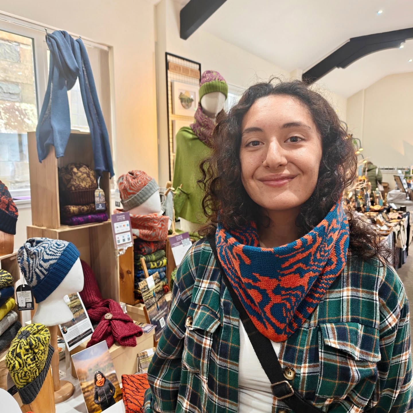 Thank you, Shona, for letting me take your photo wearing the Contours Cowl. I just love having such great customers! I strive to design stylish and functional knitwear for real women, pieces that you can wear for years to come.
#realcustomer #knitwearlove #lovewhatyouwear