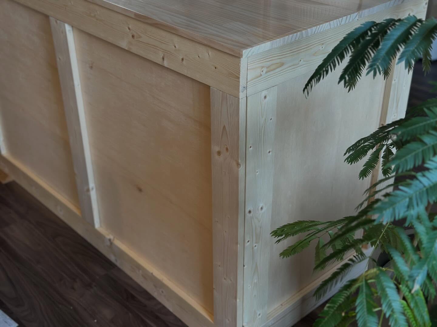 .
まだ途中段階ですが、あと少しで完成します。
来週いよいよラシックに出店します。
出店に向け、旦那さんがカウンターを制作してくれています。
2ヶ月ほど前から制作に取り掛かり、休みの合間を縫って作ってくれています。
もう本当に感謝しかないです。
マンションなので作る場所は限られており
リビングかベランダですが、こちらのカウンターが2台できます。
折りたたみ式で出店用。中にも物が置けるように棚を作ってくれています。
色を塗ったら完成です。
完成品は当日、ラシックでお披露目です。
このカウンターに焼き菓子が色々並び