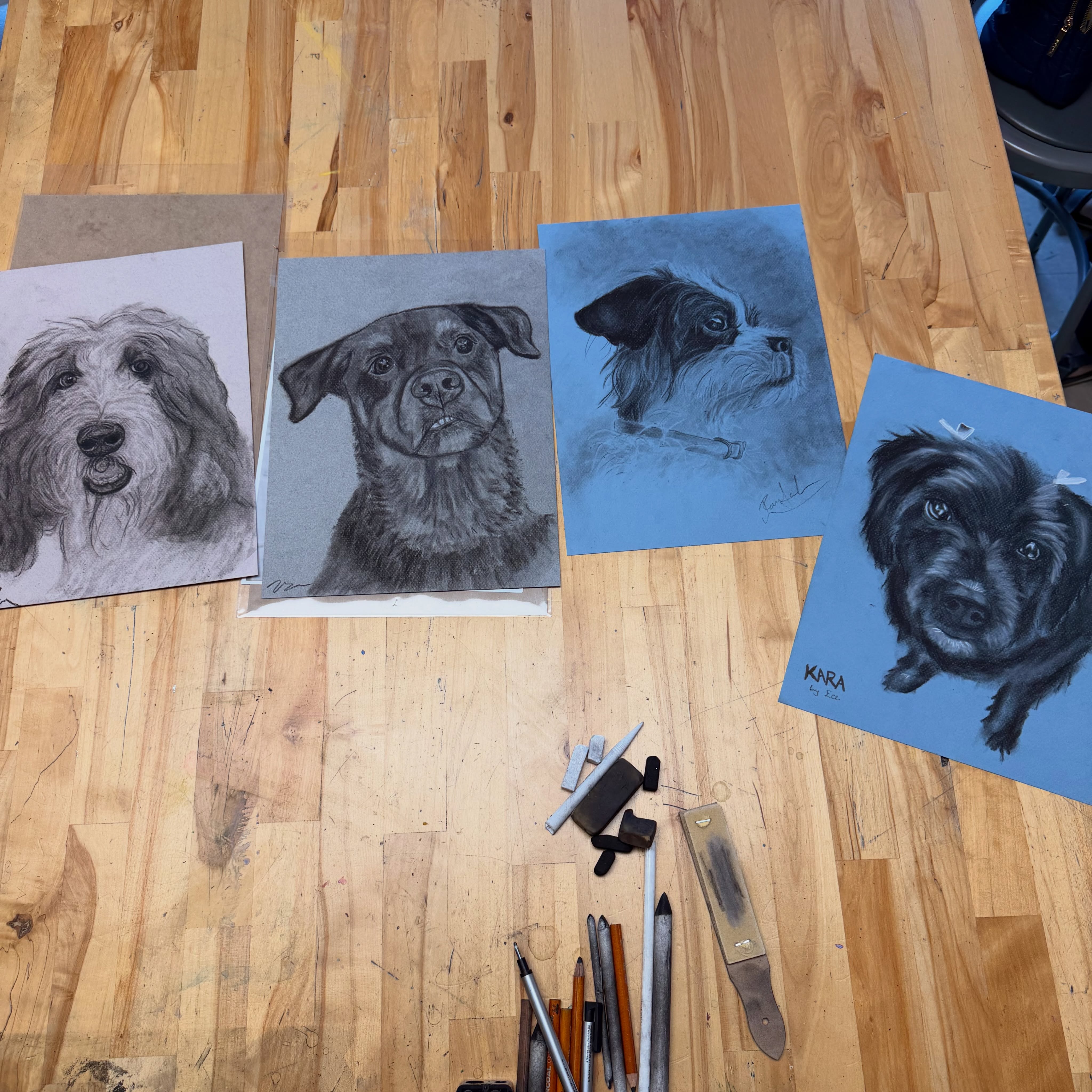 A morning of pet portraits at @blaircenterforthearts 🐾 #charcoalart
#artclasses #petportraitsofinstagram #charcoaldrawing #lowcountryliving