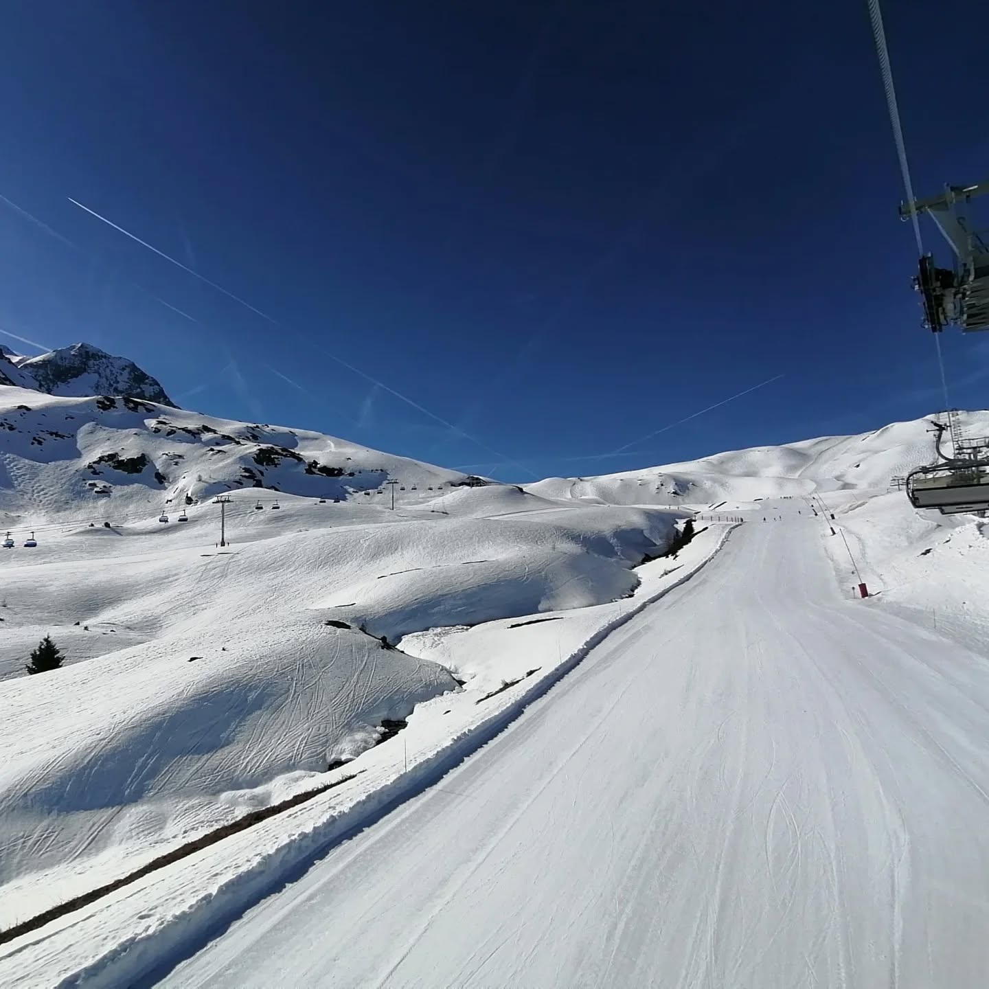 Last day skiing back to #villarogerlesarcs . The #villarogertelecabine closes today. It's been a fabulous season. A massive thank you to all our guests for making it so special! See you next winter!!!