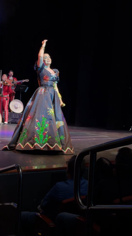 Queridos! Les comparto un cachito de lo que hemos vivido estos días de música, encuentros y cariño mutuo.
Espero estén teniendo una gran y bendecida semana ☺️🙏🏻
#AídaCuevas #50AñosCantandoAMexico #Gira #Show