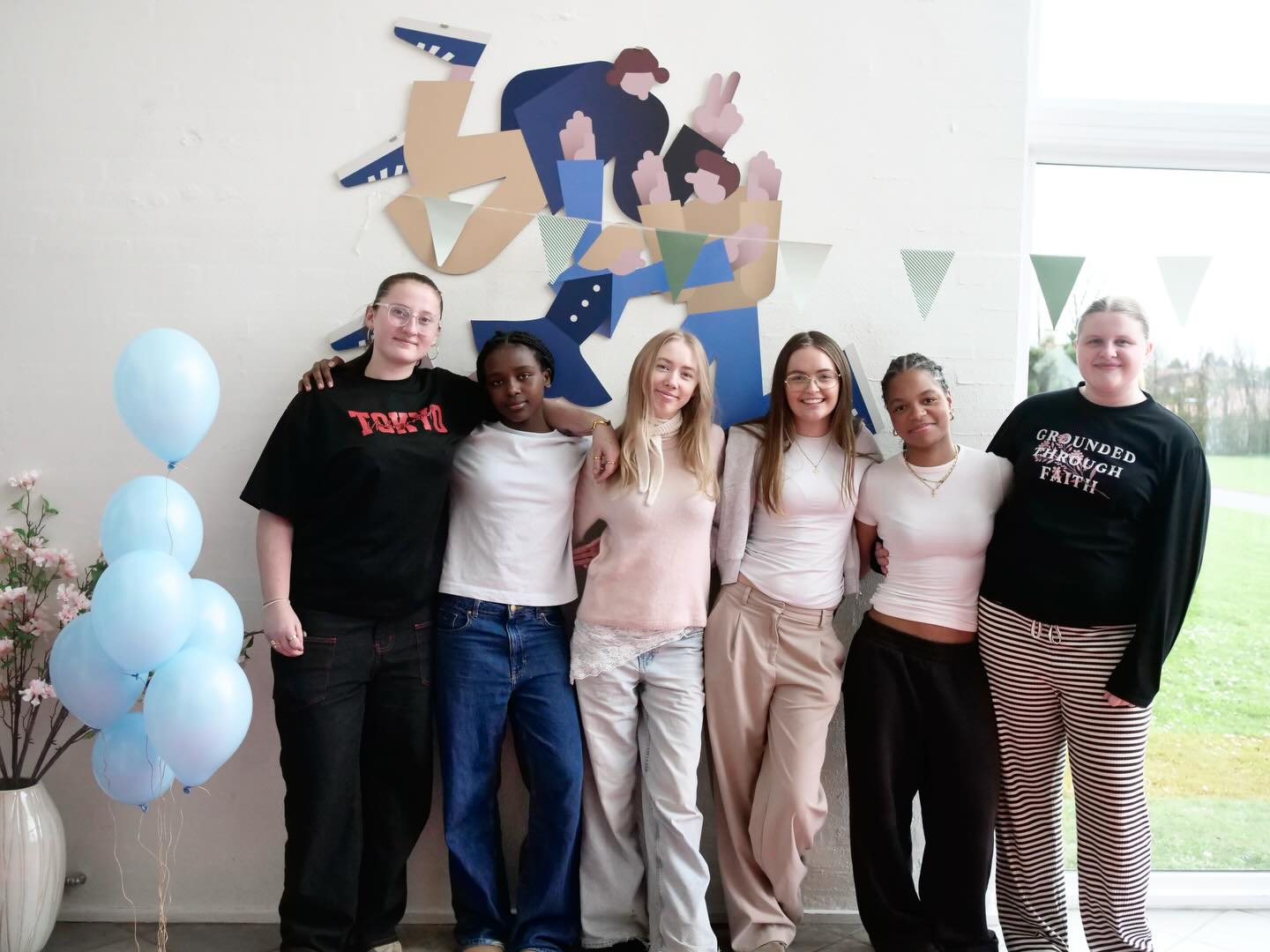 Sikke en helt fantastisk WARM UP – Ny Elev Dag vi havde i går på Kildevæld Efterskole! 🤩😍🙌🏼
Det var en stor fornøjelse at møde alle vores kommende elever og jeres familier. Tak for den gode energi og de mange smil!
Vi er samtidig utroligt stolte af vores nuværende elever, som tog så flot imod alle, stod på scenen og delte deres oplevelser – og ikke mindst var med til at skabe en helt fantastisk dag!
Vi glæder os allerede til det kommende skoleår – det føles som starten på noget helt særligt! 😍🌟🙌🏼