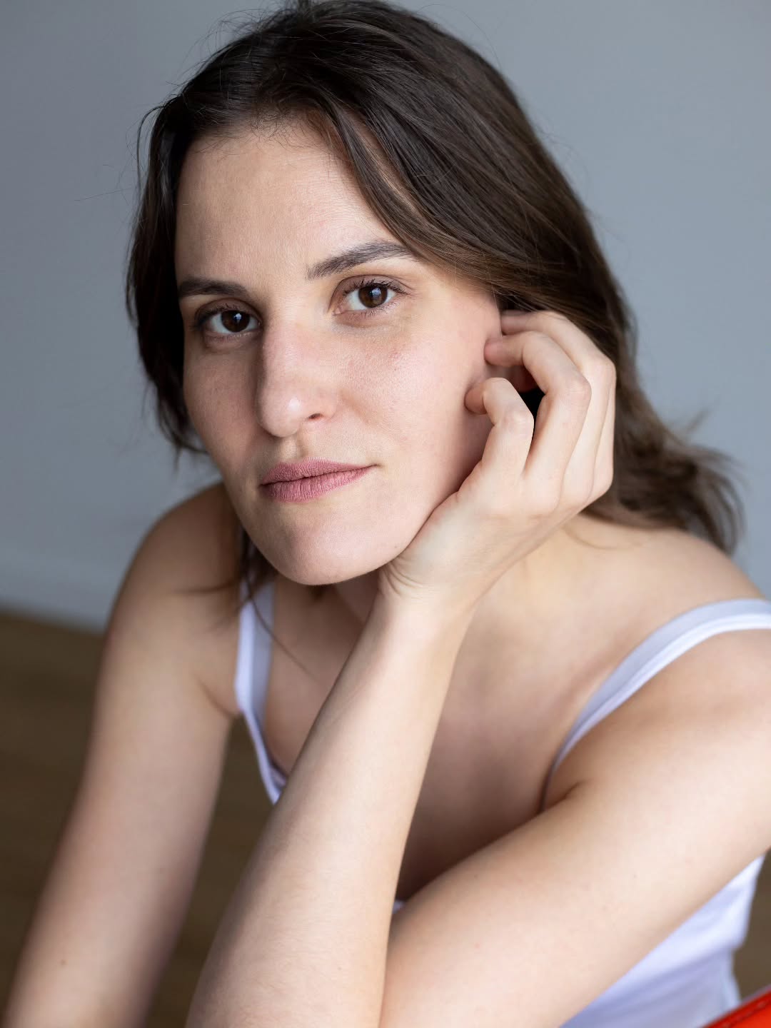🌷 L'ÉQUIPE🌷On vous présente l'équipe de Monstre-Moi. Après Clara Hertz, voici Chloé Angevin ✨ Elle interprète deux personnages : Alina, une tueuse en série surprenante, et Emilie, la petite-amie de France. Bien que différentes, toutes deux sont en quête d'amour...
Comédienne, diplômée en arts appliqués, @chloeagv a
commencé sa formation théâtrale au Conservatoire d’Art
Dramatique d’Orléans, puis aux @courscochetdelavene, avant d’intégrer en 2024 le @lab_14 , l’école du @theatre_14 . Là, elle travaille sous la direction de Pascal Rambert, Cloé Xhauflaire, Mikaël Buch,Thierry Thieû Niang, Marc Ernotte, Tatiana Vialle, Cécile Garcia-Fogel, Sophie Rodriguez.
Elle commence à jouer professionnellement avec la compagnie @mercipourlesfleurs_cie lors du Festival d’Avignon 2023 dans BALLES PERDUES, écrit et mis en scène par Léo Gardy. Elle joue ensuite Issac et Katia dans l’adaptation pop de Platonov : LES DÉSHÉRITÉS,
L’ÈRE DES ENFANTS SANS PÈRE, mis en scène par Yuming Hey, qu’elle retrouve au plateau en mars 2026 pour une reprise d’UN GARÇON D’ITALIE, mis en scène par Mathieu Touzé.
Pour le festival d’Avignon 2026 elle rejoint la distribution de MONSTRE-MOI, écrit et mis en scène par @laetitia_leroy_ qu'on vous présentera dans quelques jours 😉
📷 @tonportrait_bis
#ciesoleilnoir #monstremoi #comedienne #festivaldavignon