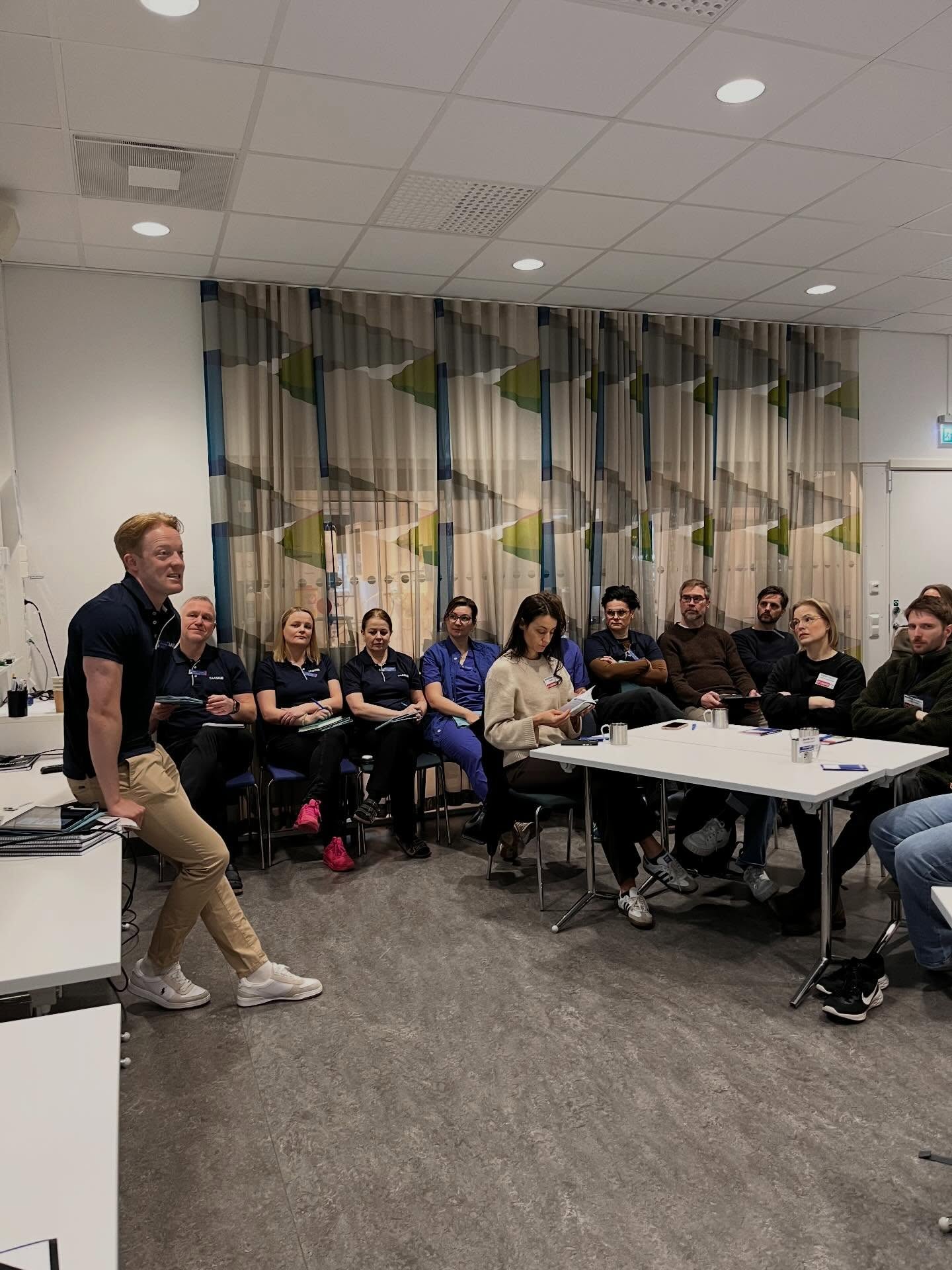 TAASK Masterclass #87 är igång! Nästan hela fakulteten har fastnat på bild. Den här gången har vi hela fyra facilitatorer under intro som lyssnar fokuserat på kursledare Mathias som hälsar välkommen. #simulation #taaskmasterclass