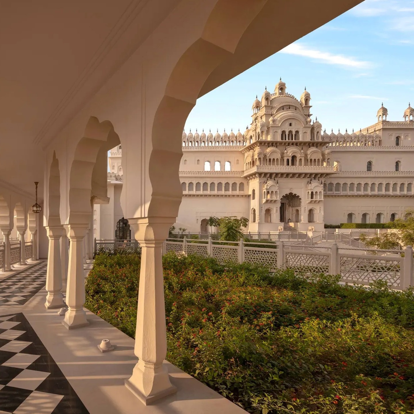 Au cœur du Madhya Pradesh, le nouvel The Oberoi Rajgarh Palace renaît dans un palais du XVIIe siècle, entre jungle et héritage royal. À deux pas de Khajuraho et du Panna National Park, la nature y est reine. Ses 65 chambres et villas avec jardin, parfois dotées de piscines privées, offrent une immersion apaisante. Le spa Asmi by Oberoi complète l’expérience avec des rituels bien-être, dont une séance envoûtante de bols chantants.