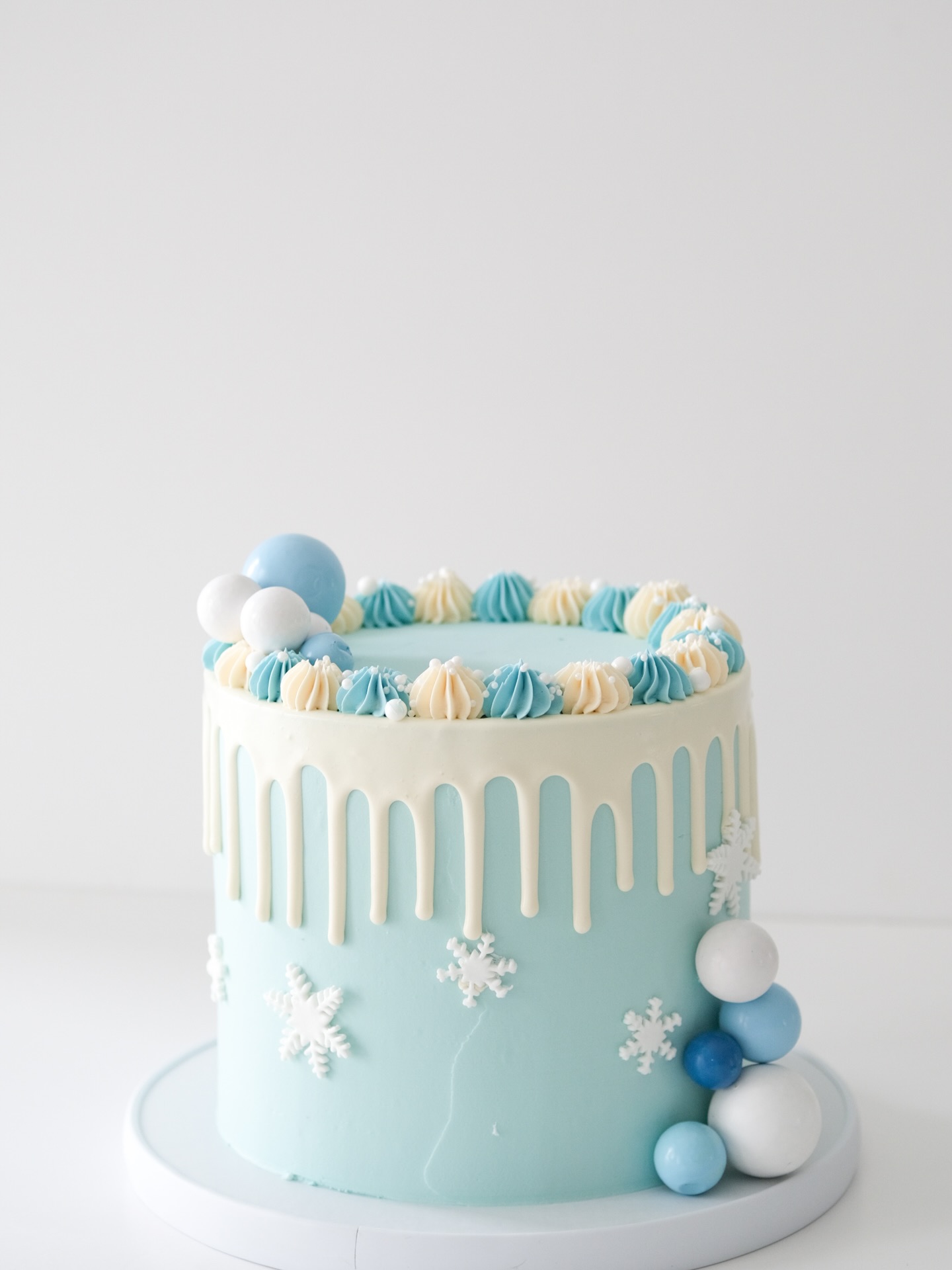 Frozen themed cake ❄️
Another movie themed cake
#frozenmoviecake #elsacake #moviethemedcakes #customcake
