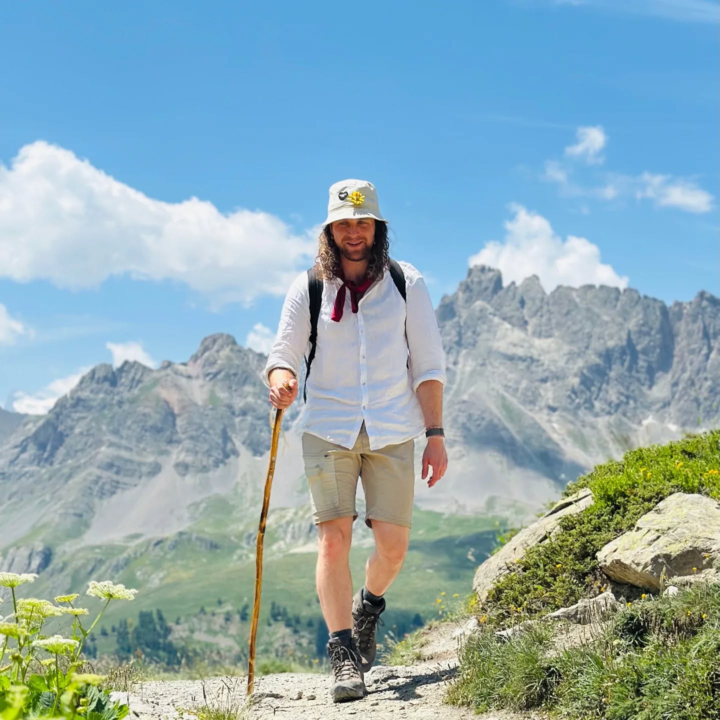 🏞️
Soms voel je het gewoon…
dat het anders kan.
Je hebt al vanalles geprobeerd.
Boeken gelezen.
Therapie gevolgd.
Gesprekken gevoerd.
En ja — het heeft je waardevolle inzichten gebracht.
Je hoofd begrijpt zoveel.
Maar ergens…
voel je dat de échte verandering uitblijft.
Alsof je het wéét,
maar nog niet lééft.
Alsof je lijf nog niet mee is.
En dat kan frustrerend zijn.
Want hoe vertaal je inzicht naar nieuw gedrag?
Hoe maak je de brug van denken naar doen… van weten naar voelen?
Dat is precies waar we mee aan de slag gaan tijdens de Passagetocht.
Niet nog meer analyseren,
maar ervaren.
We vertragen.
We zakken uit ons hoofd, in ons lichaam.
We maken opnieuw contact met wat er écht leeft in jou.
Je intuïtie krijgt weer een stem.
En stap voor stap leer je die opnieuw vertrouwen
als jouw innerlijk kompas.
We brengen hoofd, hart en buik weer in verbinding.
Zodat er terug beweging ontstaat.
Zodat het niet alleen helder voelt… maar ook zichtbaar wordt in je leven.
In een veilige setting.
Met ruimte om te experimenteren.
En gedragen door een groep die naast je staat.
Misschien is dit het moment
waarop je niet nog meer hoeft te begrijpen—
maar mag beginnen ervaren. 🌱
🦋Benieuwd?
Boek een gratis kennismakingsgesprek via www.passagetochten.fr
📸🙏 Wendy en @new.n.tasty
♥️ throwback naar vorige zomer met Kristien
Liefs,
Karlien
#passagetochten #doorvoelen #ervaringsleren #groepstherapie #outdoorpsychologen