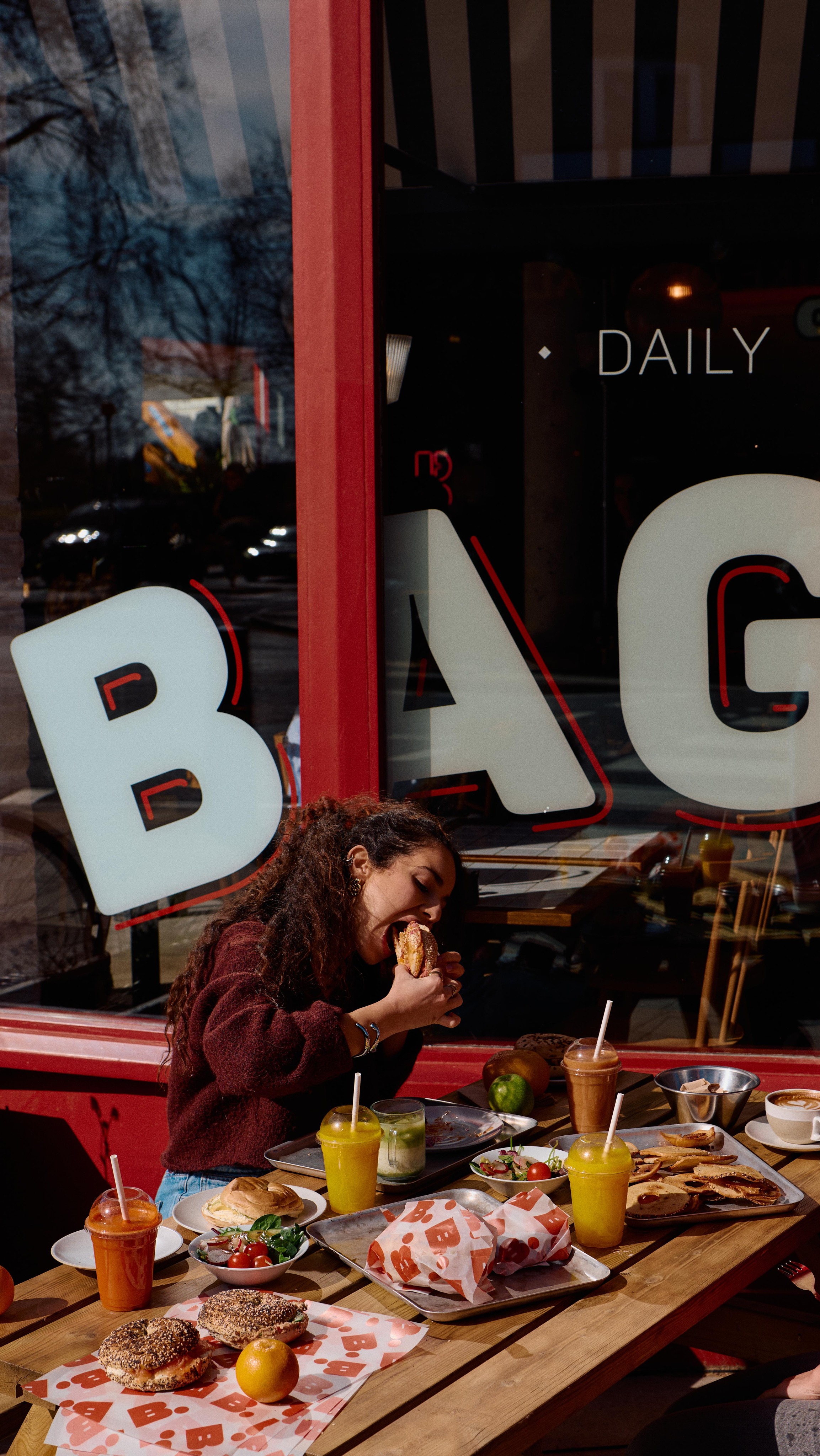 Picked up a bag of bagels to have at home?
🚨Before you freeze them, slice each one in half.🚨
Then when it’s time for toasting, you’ll get that perfect crusty-on-the-outside, chewy-on-the-inside vibe. With no soggy bottom, or middle. Thank us later. 🥯