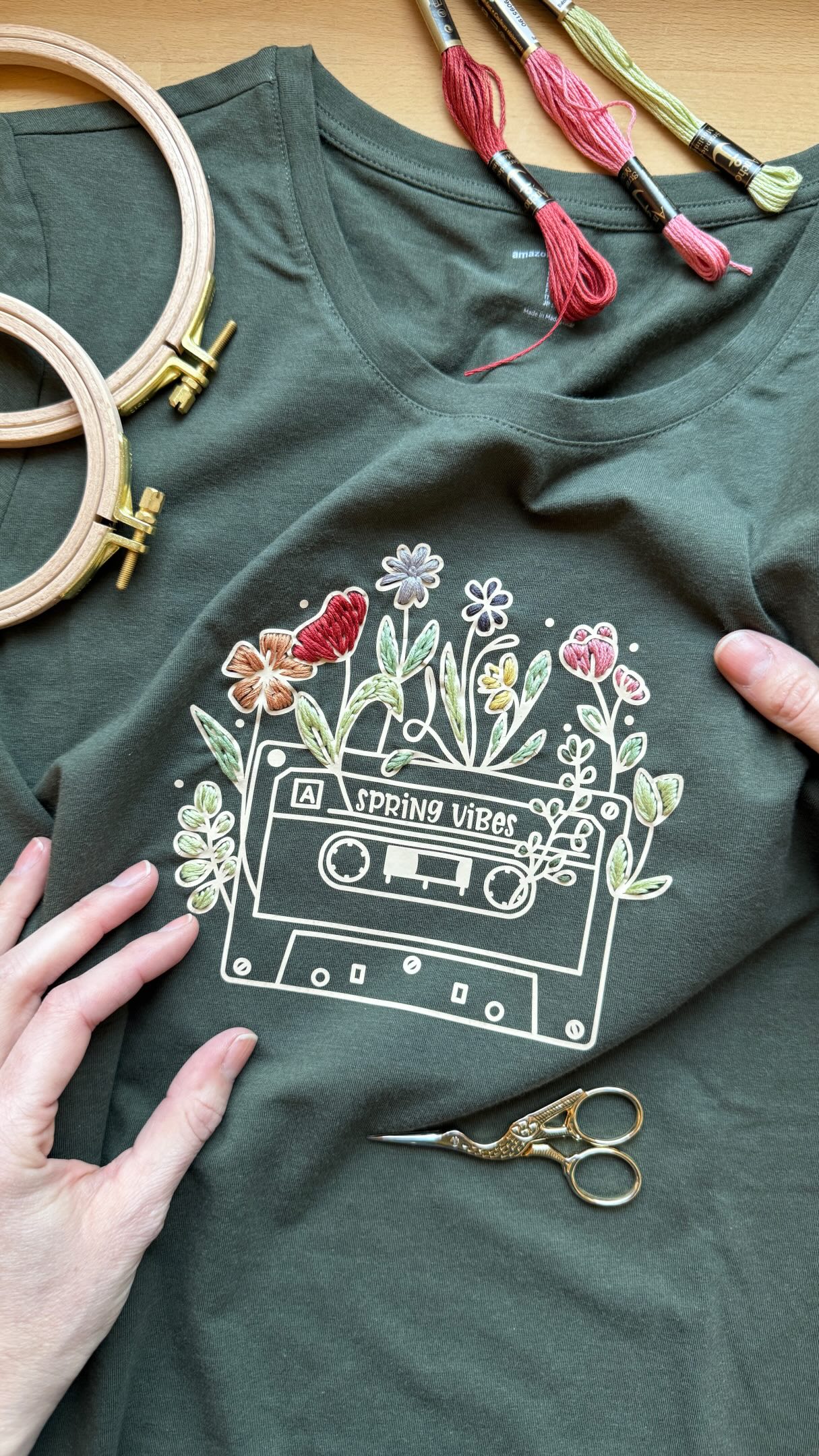 ✨ Vom Basic zum Lieblingsstück ✂️💛
Kennst du diese T-Shirts, die irgendwie okay sind… aber einfach nichts Besonderes haben? Genau so eins habe ich mir geschnappt — und ihm ein kleines DIY-Upgrade verpasst ✨Werbung @cricut_de
Mit Iron-on habe ich mir zuerst ein Motiv aufgebracht, das dem Shirt sofort mehr Persönlichkeit gibt. Und für das gewisse Extra habe ich einzelne Details anschließend noch mit ein paar Stichen hervorgehoben 🧵
Die Kombination aus Folie und Stickerei macht so einen Unterschied — schnell umgesetzt, aber mit richtig viel Wirkung 💥
Ich liebe solche Projekte, bei denen aus einem simplen Basic in kurzer Zeit ein echtes Lieblingsstück wird 💛
Wie gefällt dir die Kombination aus Iron-on und Stickerei? 🫶