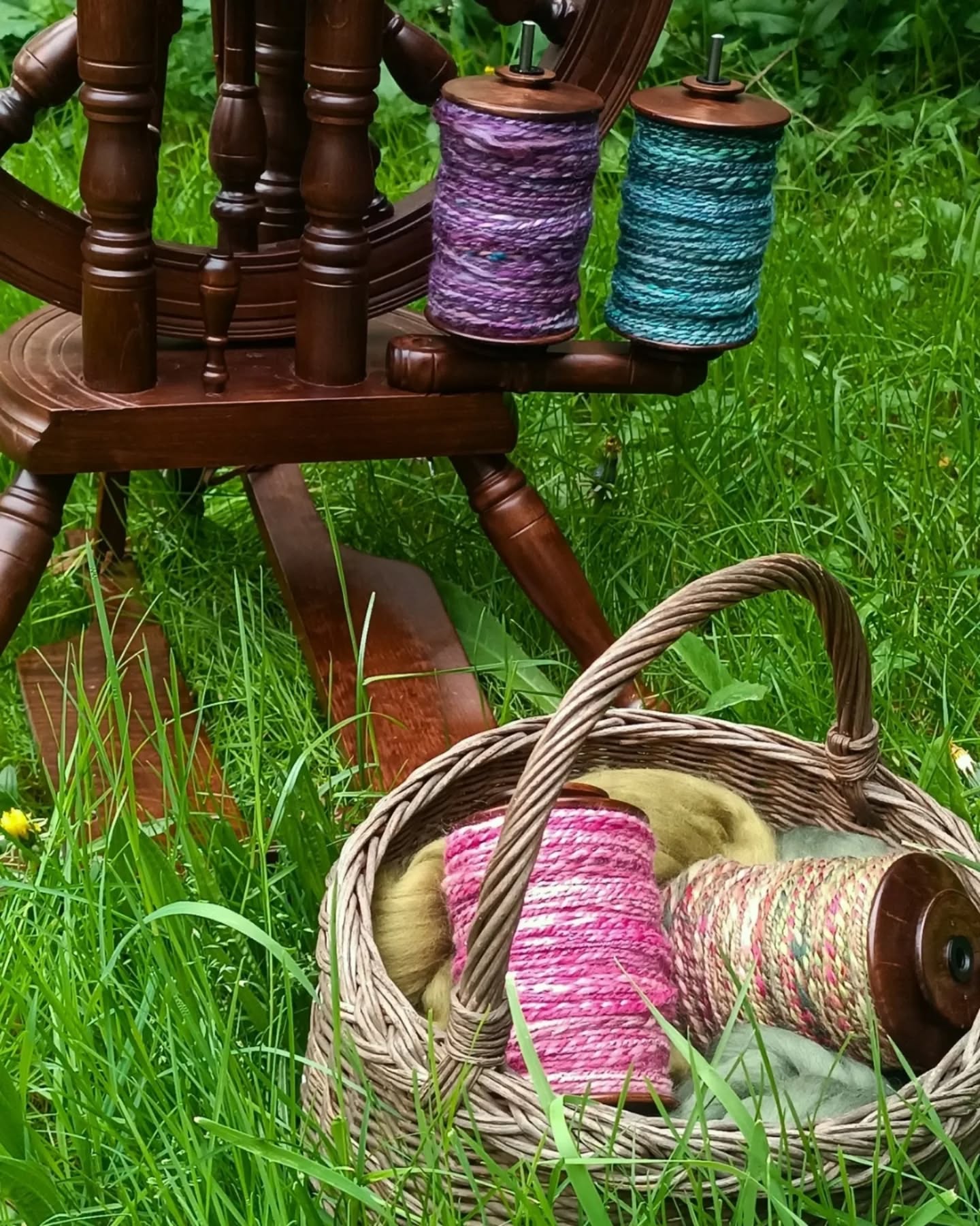 Un petit aperçu de mon travail sur ma nouvelle collection. Et comme il faisait beau j'ai sorti mes laines et mon rouet. 🌞🌿
#yarn #cottagecore #creatricefrancaise #crochet #artisan