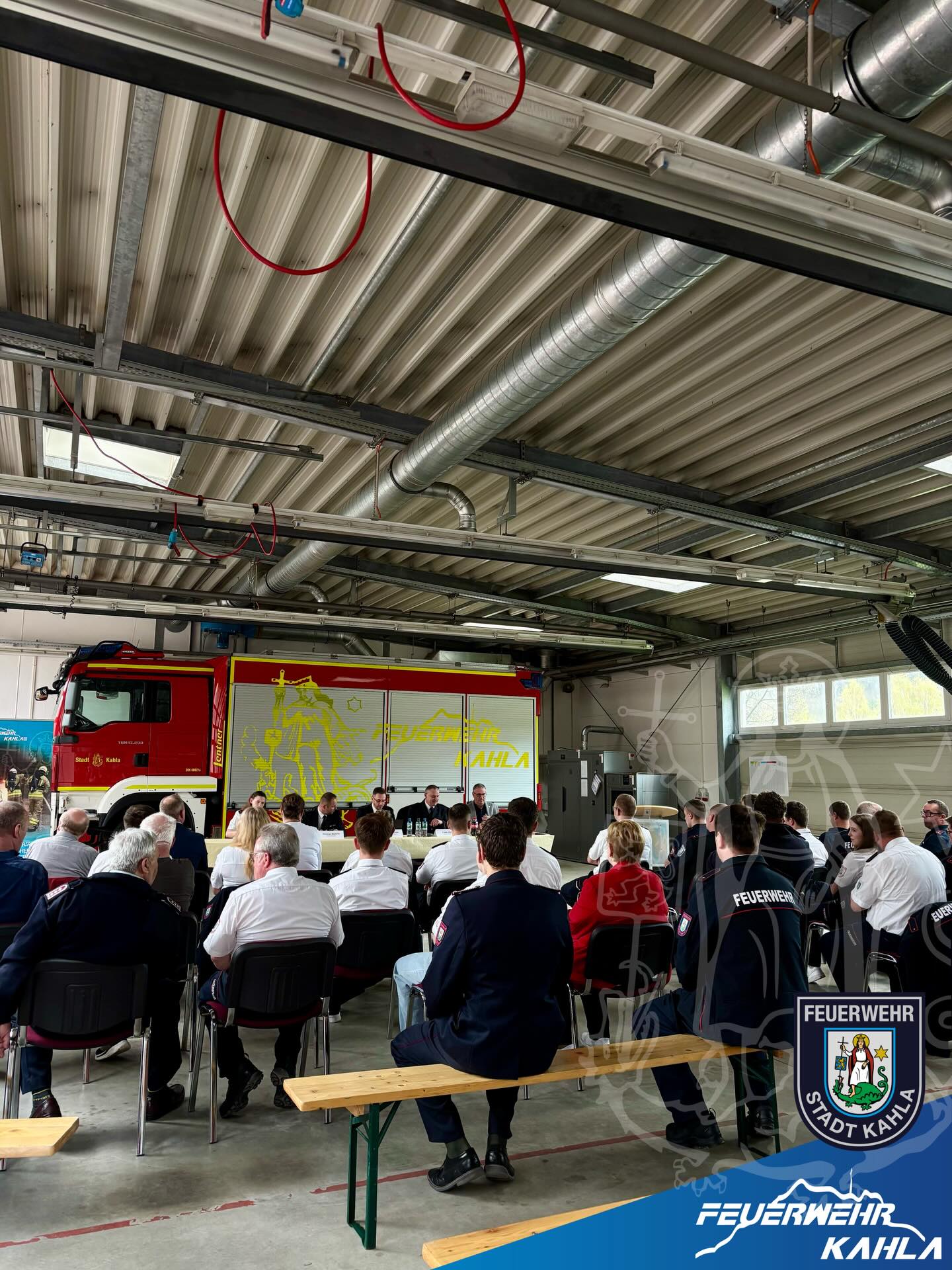 +++ Jahreshauptversammlung 2026 +++
•
Dieses Wochenende fand unsere alljährliche Jahreshauptversammlung statt. Mit dabei waren die Einsatzabteilung, die Jugendfeuerwehr, die Alters- und Ehrenabteilung, der Bürgermeister der Stadt Kahla sowie einige Gäste.
•
Auf der Tagesordnung standen verschiedene Punkte. Dazu gehörten unter anderem die Jahresberichte des Stadtbrandmeisters und des Jugendfeuerwehrwartes. Ebenfalls wurde eine Neuaufnahme und drei Übernahmen aus der Jugendfeuerwehr durchgeführt. Außerdem wurden einige Kameraden und Kameradinnen befördert und ausgezeichnet.
•
Weitere wichtige Bestandteile der Versammlung waren die Wahlen. Dabei wurden folgende Funktionen gewählt und neu besetzt:
- Stadtbrandmeister: F. Lötel
- 1. stellvertretender Stadtbrandmeister: A. Schulze
- Jugendfeuerwehrwart: P. Manß
- Vertreter der Einsatzabteilung im Feuerwehrausschuss: P. Ungelenk
•
Im Rahmen der Versammlung wurde außerdem der bisherige Jugendfeuerwehrwart F. Schrot nach 10 Jahren aus seinem Amt verabschiedet und für sein langjähriges Engagement sowie seinen Einsatz für die Nachwuchsarbeit gewürdigt.
•
#freiwilligefeuerwehr #feuerwehrkahla #jahreshauptversammlung #jugendfeuerwehr #altersundehrenabteilung