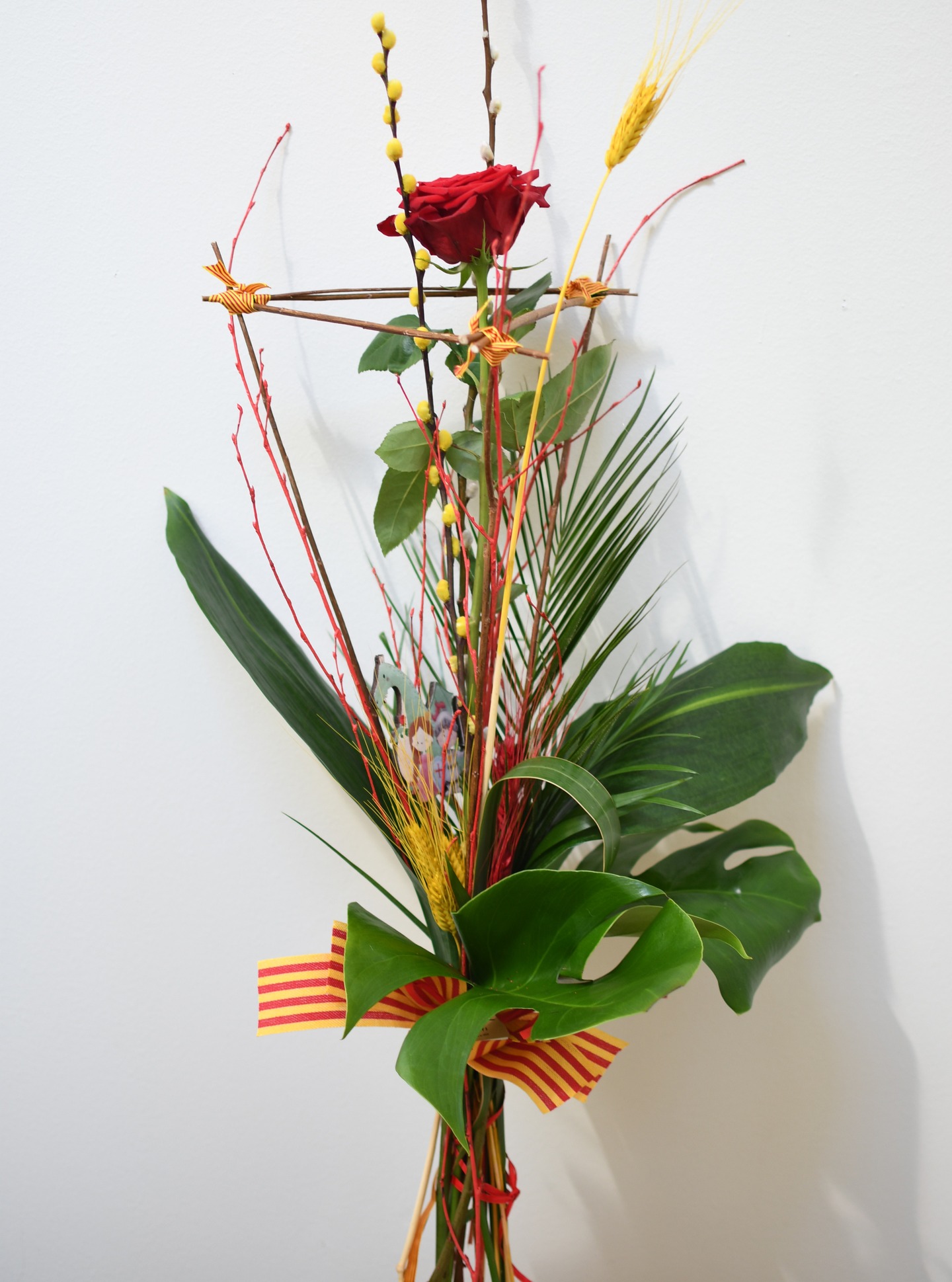 ROSA SÚPER
La rosa súper és el nostre model més espectacular. Gran, impactant i absolutament única. El detall definitiu per a qui vol impressionar.
Composició del producte:
• Rosa Freedom de 1,80 m
• Estructura amb troncs de jonc (forma triangular)
• Gatell (cotó) natural i tintat en diferents altures
• Espigues seques vermelles i grogues
• Dragonet decoratiu de fusta
• Fulles: robellini, aspidistra, fornium i filodendrum
• Cinta de la senyera catalana
El model més icònic de la casa. Reserva-la abans que s’esgoti.