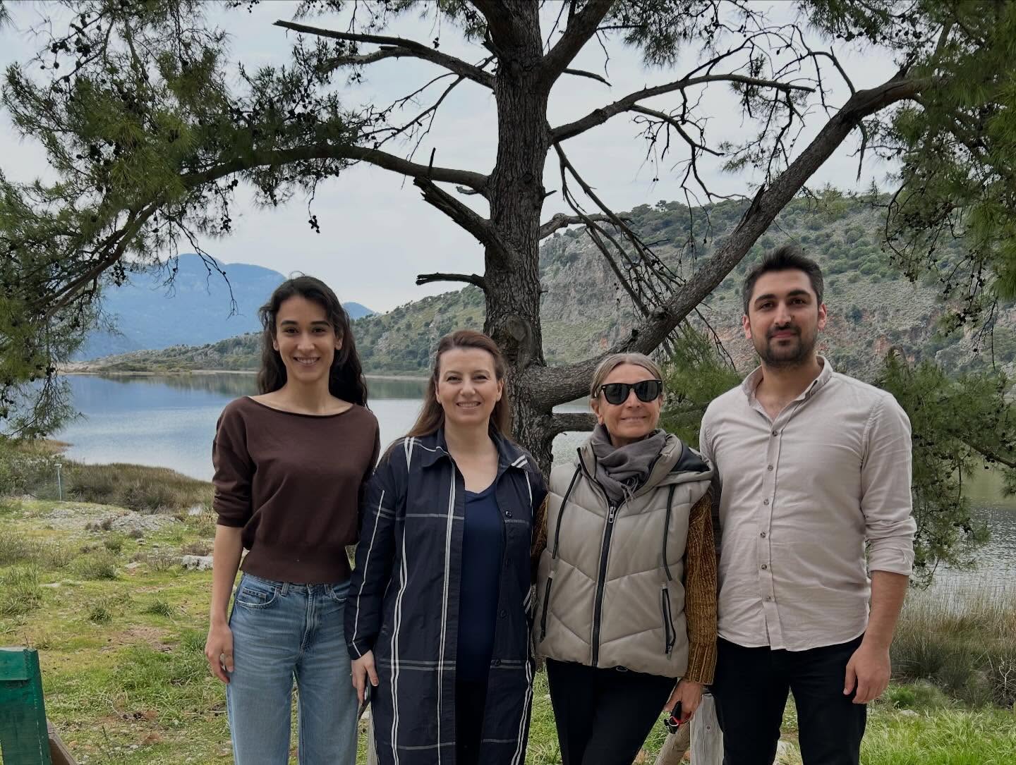 Bölgede faaliyet gösteren STK’larla yapılan iş birlikleri kapsamında, Kaptan June’un mirasını korumak ve gelecek nesillere aktarmak amacıyla Kaptan June Vakfı ile ortak bir çalışma başlatmış bulunmaktayız.
Sürecin ilk adımı olarak gerçekleştirdiğimiz saha ziyaretinde, Kaptan June’un barakasında onarılması planlanan alanlar yerinde incelenmiş ve onarım ihtiyaçları tespit edilmiştir. İncelemelerin ardından, DEKAMER’e de nezaket ve istişare ziyareti gerçekleştirilmiştir.
Yerel değerlerimize ve çevresel mirasımıza sahip çıkmaya devam ediyoruz.