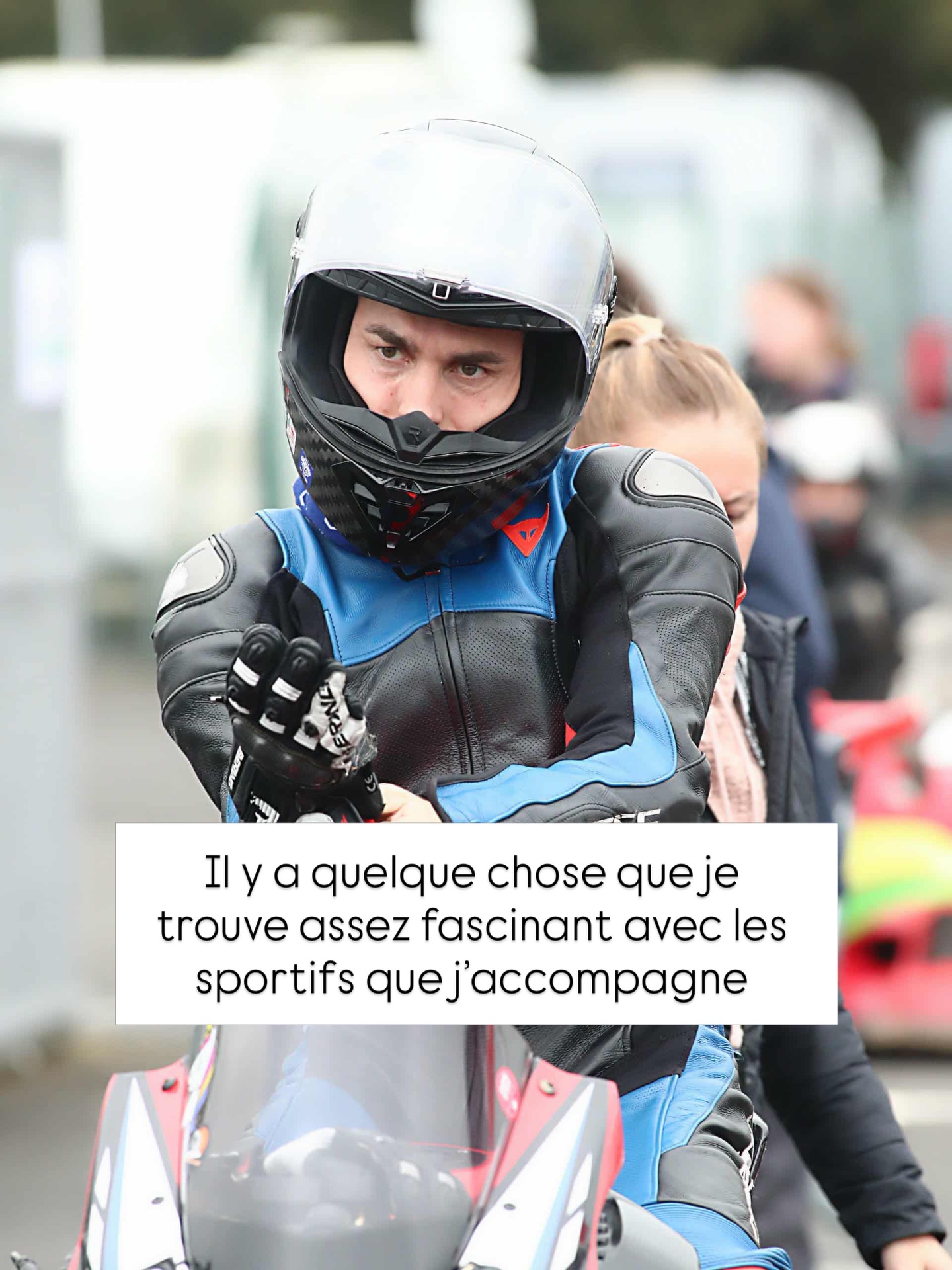 Les plus gros changements ne se passent pas pendant la séance.
Je pense à un sportif avec qui j’ai travaillé. On fait une séance, on échange, rien de “spectaculaire” sur le moment. Il repart.
Et quelques semaines plus tard, il revient en me disant :
“Je ne sais pas pourquoi, mais je suis plus relâché.”
“Je réfléchis moins.”
“Je me sens plus fluide.”
Et en creusant, on se rend compte que ça a commencé… le jour de la séance.
Sauf qu’entre-temps, il y a eu tout un travail invisible.
Des prises de conscience qui ont continué à faire leur chemin.
Des sensations différentes.
Une manière de vivre les situations qui évolue.
Sans forcément qu’il fasse le lien immédiatement.
Et c’est ça qui est intéressant.
Parce qu’on pense souvent que le travail, c’est la séance.
Alors qu’en réalité, la séance déclenche… mais le vrai travail continue après.
À l’entraînement.
En compétition.
Dans la manière dont tu penses, dont tu ressens, dont tu agis.
C’est pour ça que je dis souvent : laisse le temps faire.
Parce que ce n’est pas “juste une séance”.
C’est une séance qui continue à travailler en toi, même quand tu n’y penses plus.
@jason_39__ let’s go pour les championnats Nouvelle Aquitaine 🏍️