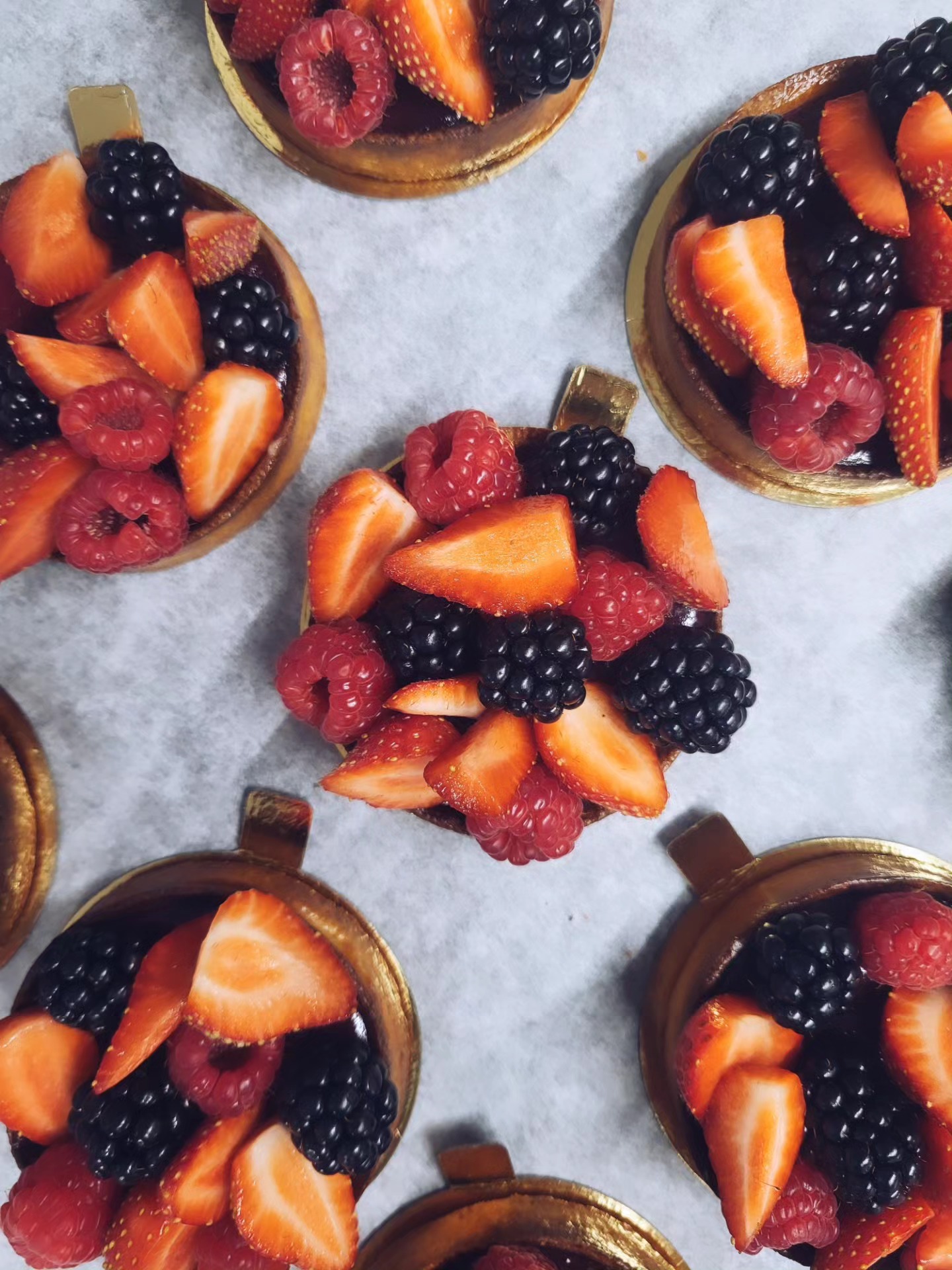 🍓 Plus que quelques semaines avant de dire aurevoir aux meilleurs fruits de l’année ! 🍒
Je réfléchis aux desserts de la prochaine carte, je n’ai encore rien de programmé ni de testé 😅 Je vais faire en sorte de ne pas mettre de la citrouille partout mais en même temps... la pumpkin pie est vraiment l’une des plus savoureuses inventions de la pâtisserie américaine, personne ne me fera changé d’avis 🎃
Vous avez déjà testé ?
#fruitsrouges #tartefraises #foudepatisserie #pastryinspiration #foodtrucklife #foodie