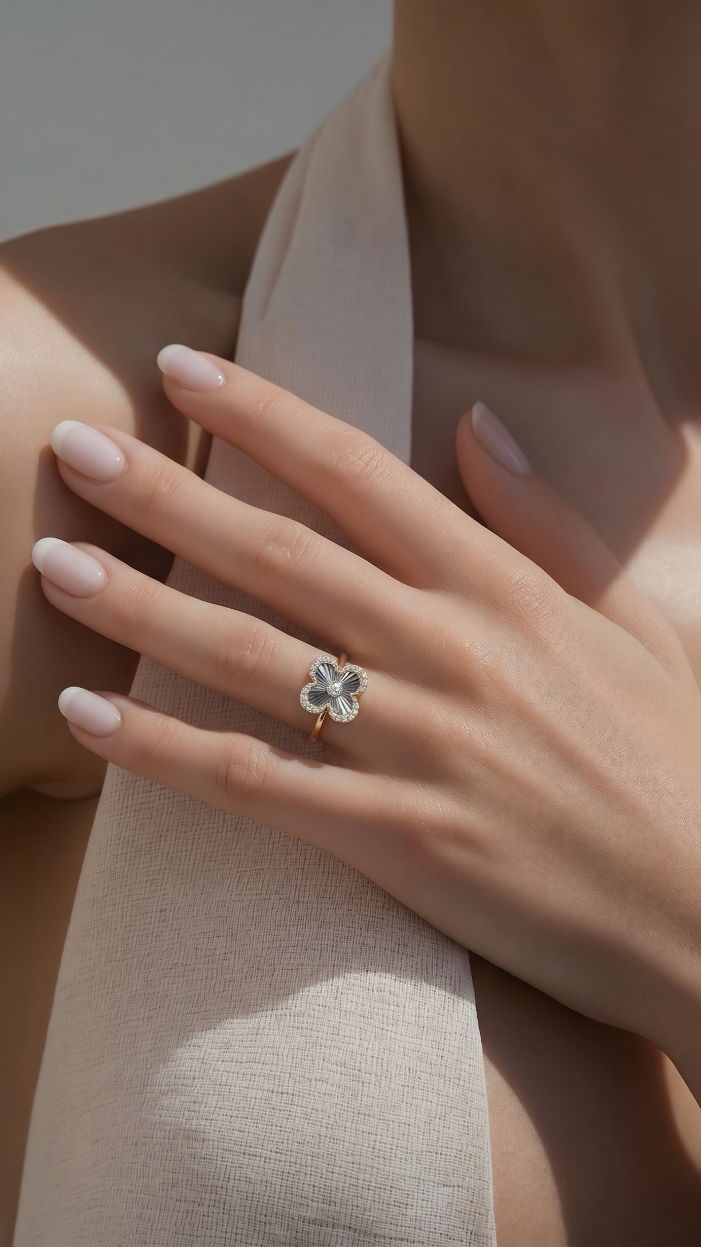 A ring that feels like spring forever, capturing light, elegance, and the beauty of every new beginning...
#FloralJewelry #SpringSparkle #DiamondRing #FineJewelry #ElegantStyle