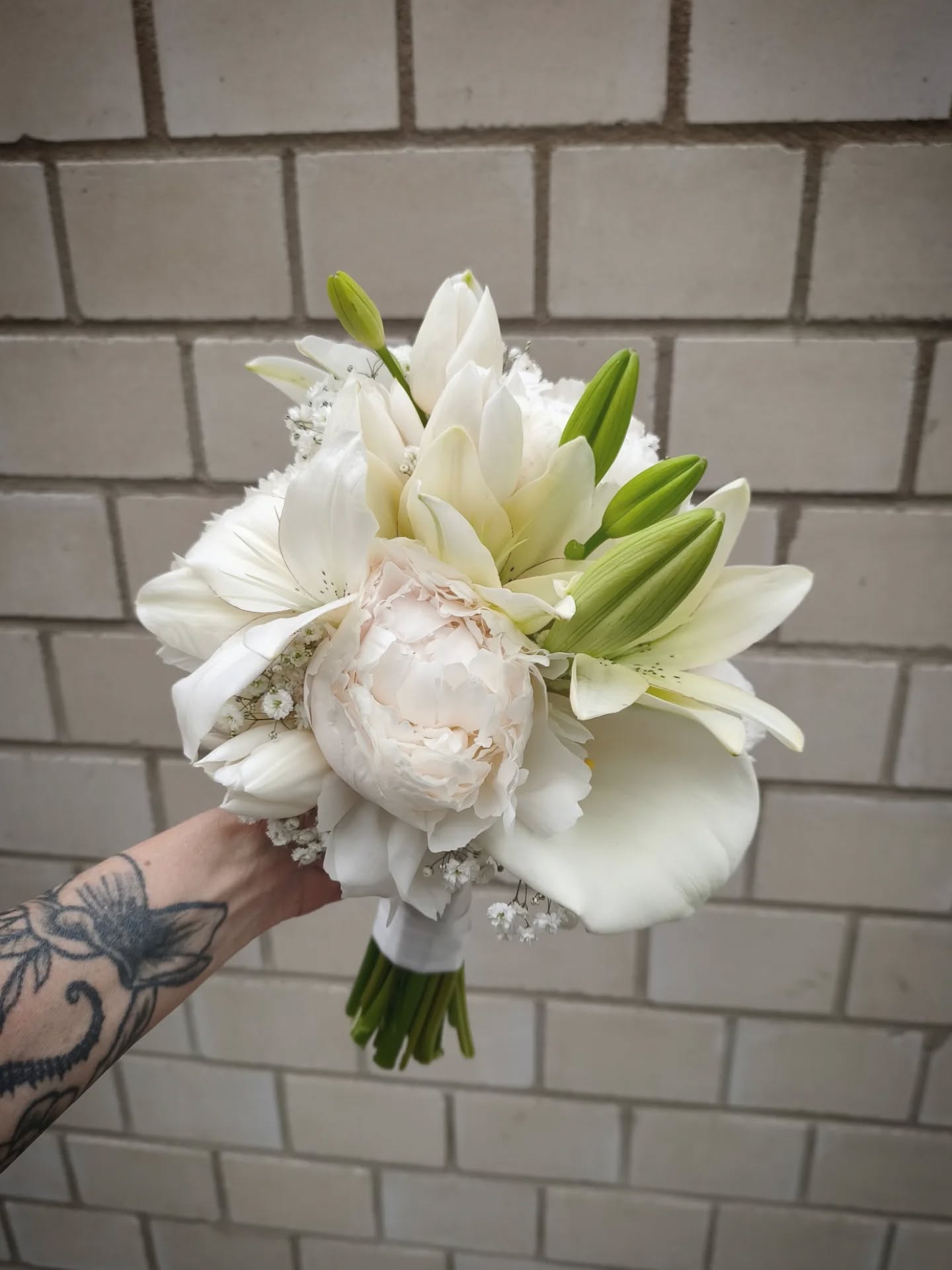 Ein weißer Blütentraum vom vergangenen Wochenende! Dieser zeitlose Mix aus edlen Pfingstrosen, eleganten Lilien und grazilen Callas hat den Brautstrauß und das passende Autogesteck in pure Eleganz gehüllt. Frühlingshafte Tulpen und zartes Schleierkraut rundeten die florale Gestaltung perfekt ab und sorgten für einen harmonischen Look, der den besonderen Tag zum Strahlen brachte.
#whitewedding #brautstrauß #peonienbrautstrauß #urbanjunglelovewedding #bergischgladbach