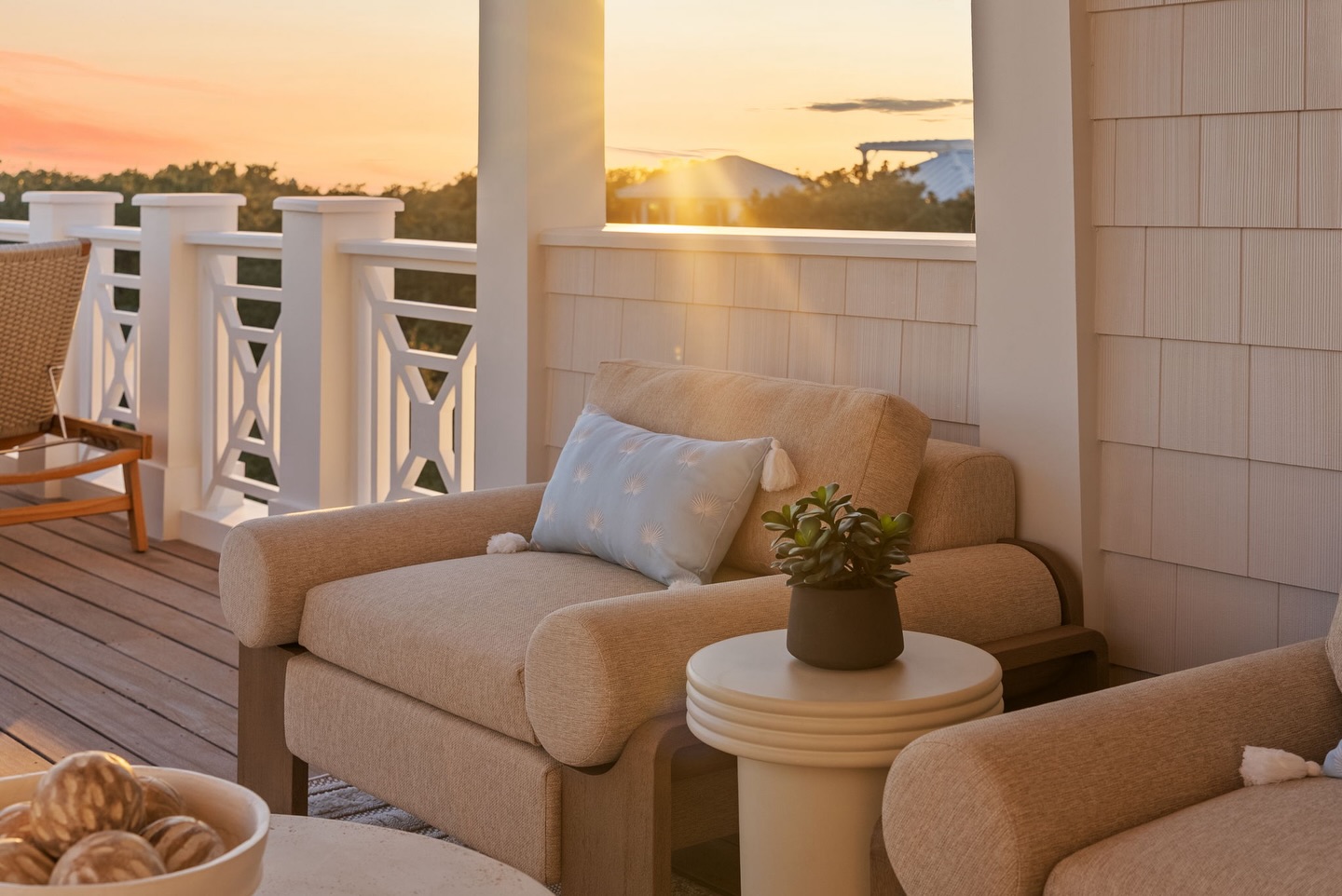 Golden hour spills across this cozy corner, warming every soft texture and simple line. It’s the kind of space that doesn’t try too hard—just thoughtful, comfortable, and made for slowing down at the end of the day.
#outdoor #interiordesign #interiordesigner #goldenhour